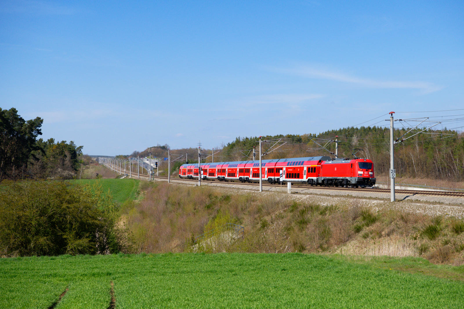 102 001 DB Regio schiebt RE 4020 (München Hbf - Nürnberg Hbf) bei Allersberg (Rothsee), 25.04.2021