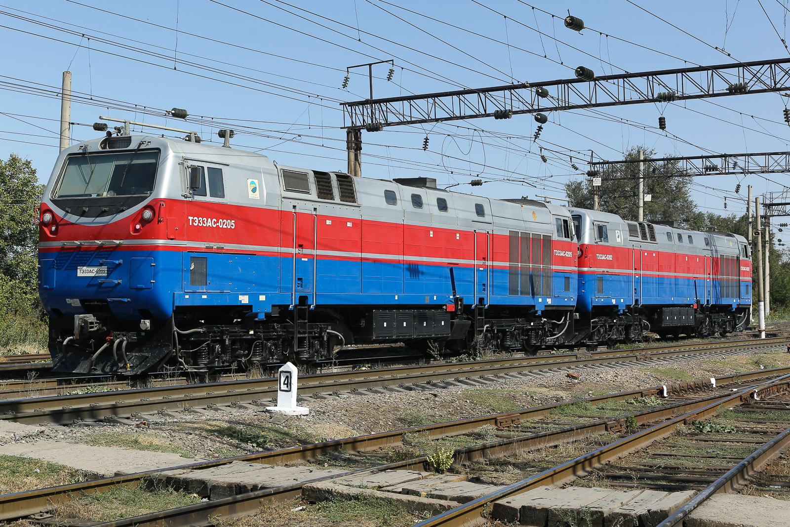 ТЭ33А-0205  im Bahnhof von Taraz in Kasachstan. Dort haben die Leute noch niemals jemand gesehen der Trainsoptting als Hobby hat. Die Menschen waren überaus interessiert was ich da mache und sehr freundlich zu mir. Am letzten Tag gäbe es dann noch ein Gespräch mit der Polizei und dem Chef des Bahnhofs was aber auch gut ausging. Ich möchte hiermit allen Menschen von Taraz herzlich danken, welche am Ende verständnisvoll unser Hobby akzeptieren.