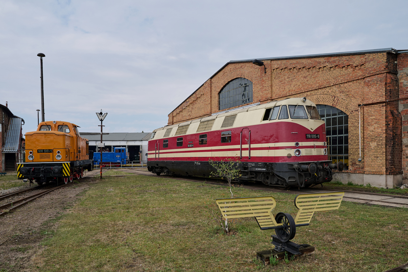 106 100 und 118 005 warten neben der Drehscheibe des Bw Arnstadt auf ihre n�chsten Eins�tze. W�hrenddessen wird 102 965 gedreht. (Fotoveranstaltung 01.08.2026)