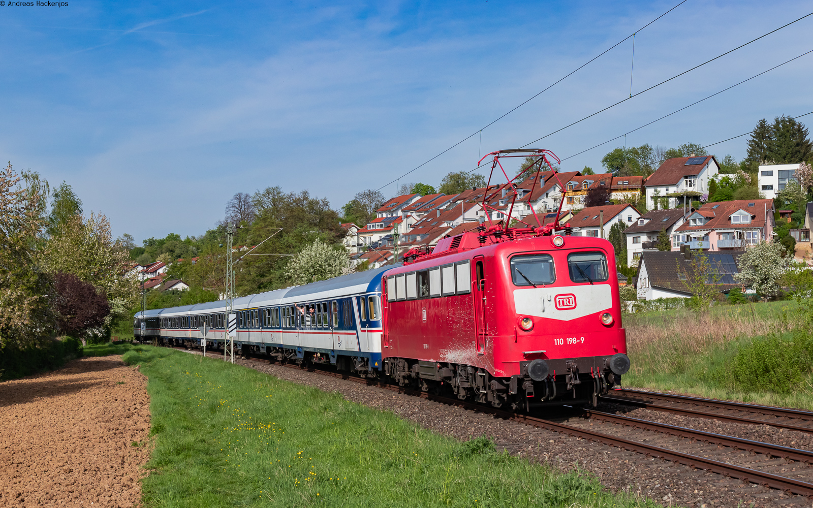 110 198	mit dem MEX 89477 (Stuttgart Hbf - Tübingen Hbf) bei Oberboihingen 12.4.24