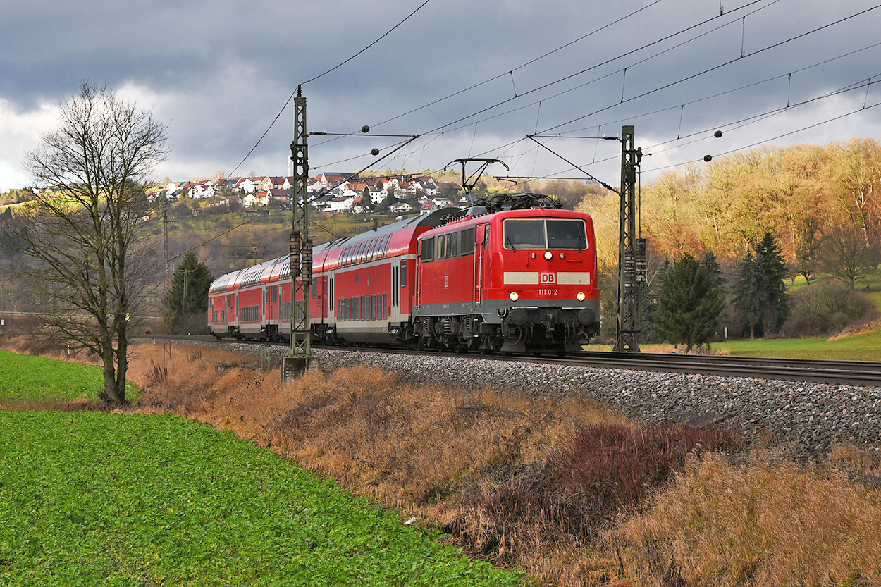 111 012-1 mit RE 5 kurz vor Uhingen 05.01.2022