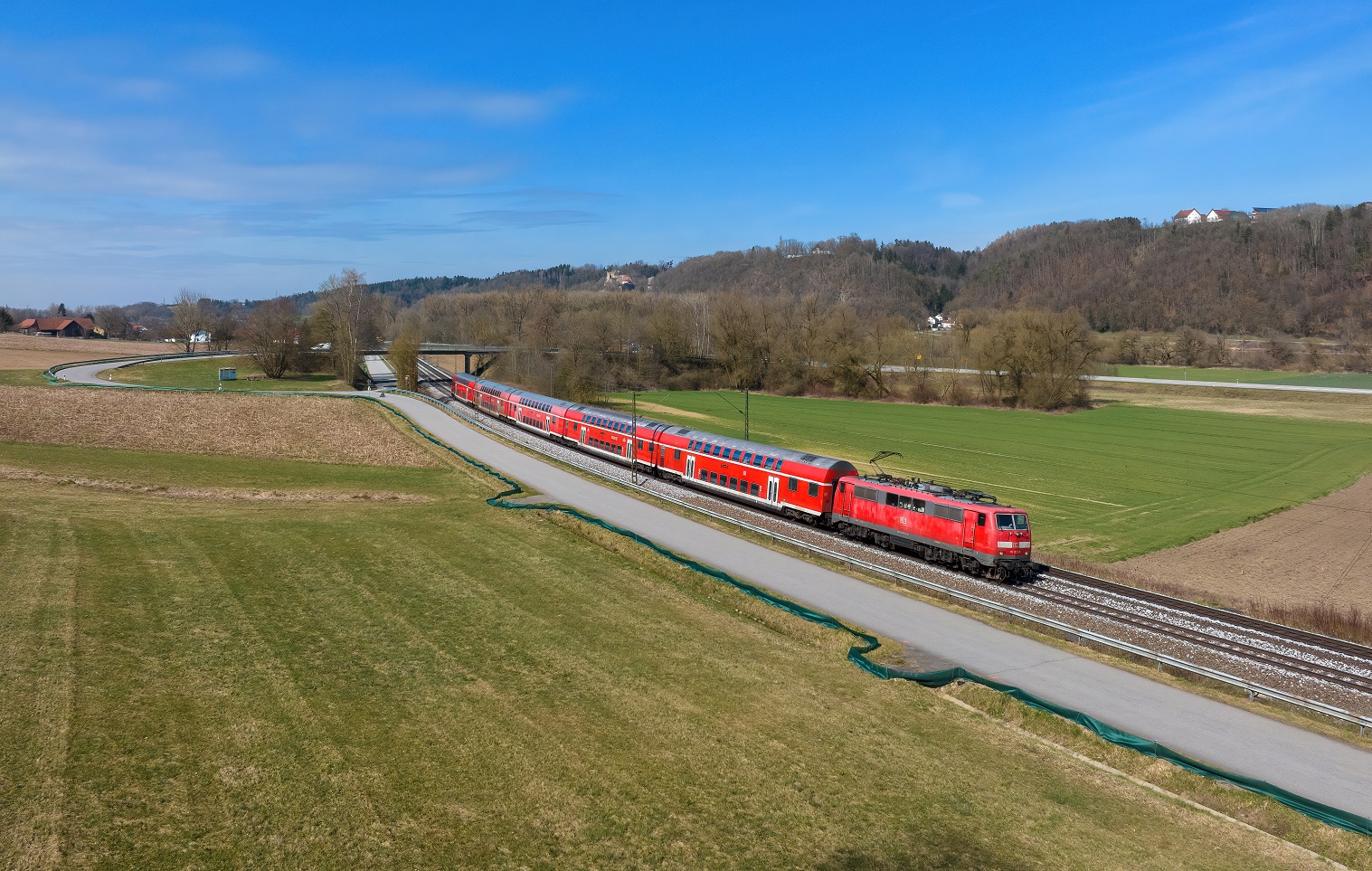 111 022 mit RE3 am 21.03.2023 bei Einöd.