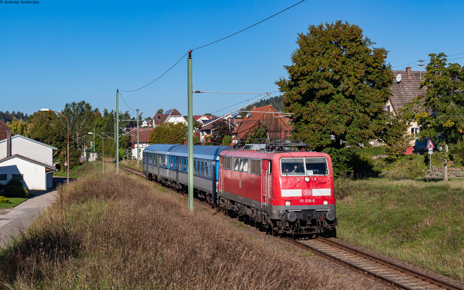 111 036 mit dem SVG27806 (Freudenstadt Hbf - Eutingen) in Bittelbronn 26.9.23
