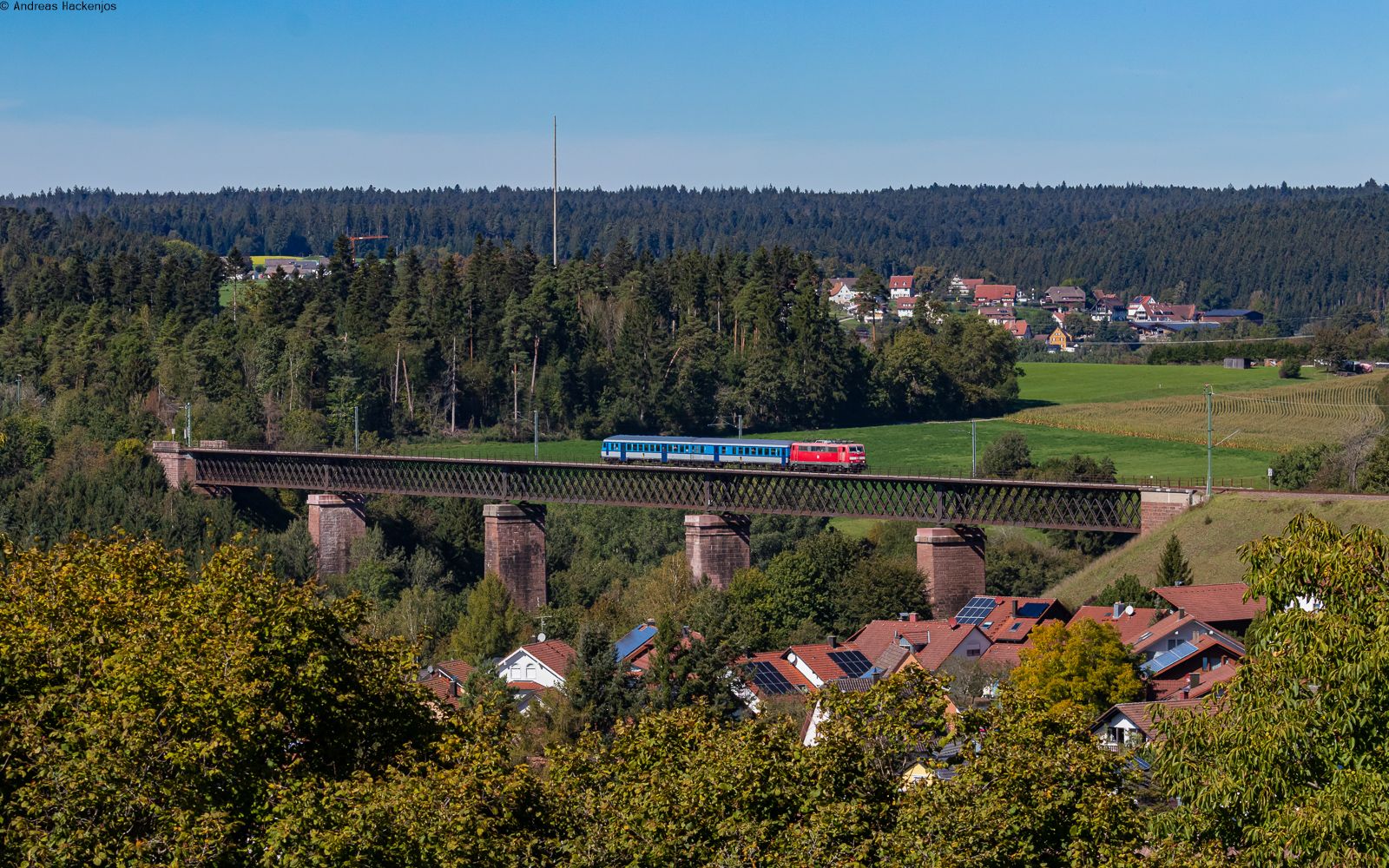 111 036 mit dem SVG61370 (Freudenstadt Hbf - Eutingen) auf dem Kübelbachviadukt 26.9.23