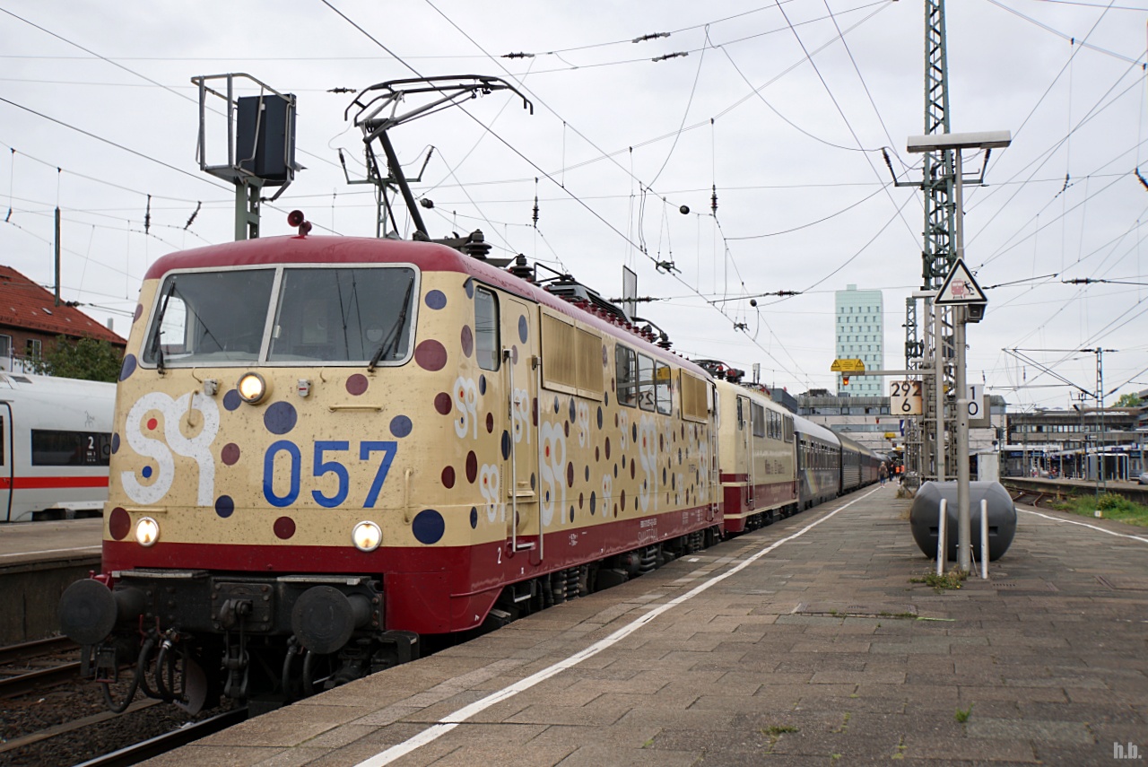 111 057-6 von SMART RAIL und 111 212-7 von DB-GEBRAUCHTZUG standen abfahrbereit mit UEX 1397
in hh-altona,23.07.22