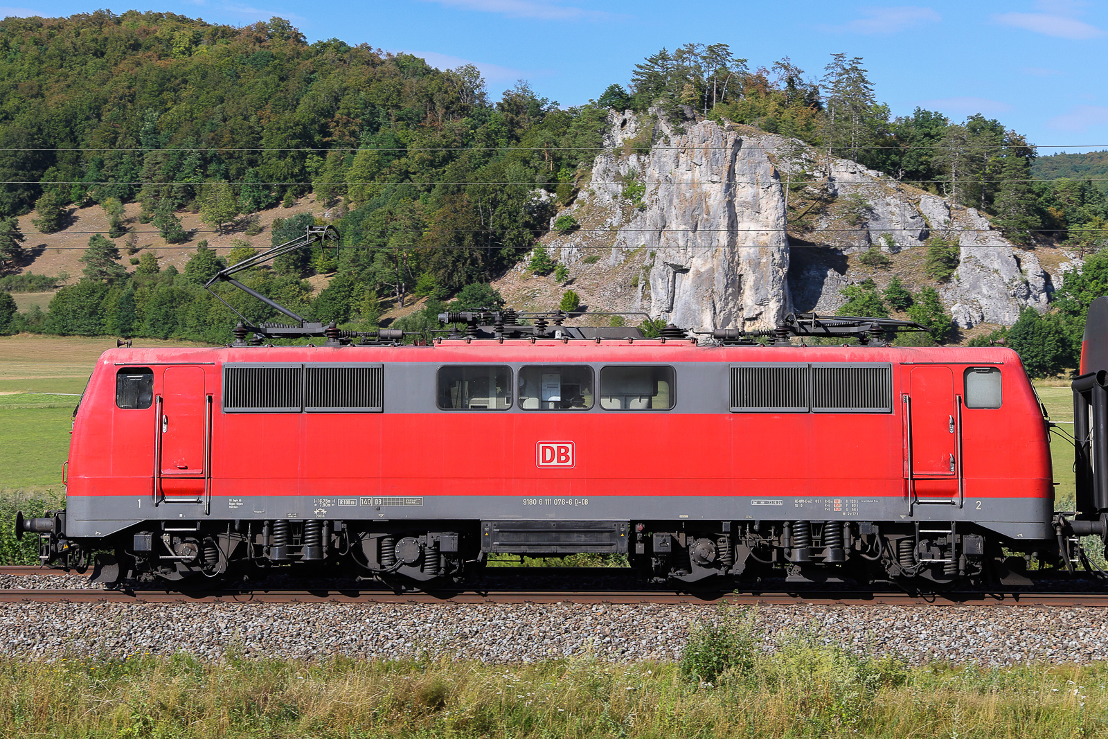 111 076 mit dem RB 16 in Richtung Treuchtlingen am 8 August 2026 zwischen Breitenfurt und Dollnstein.