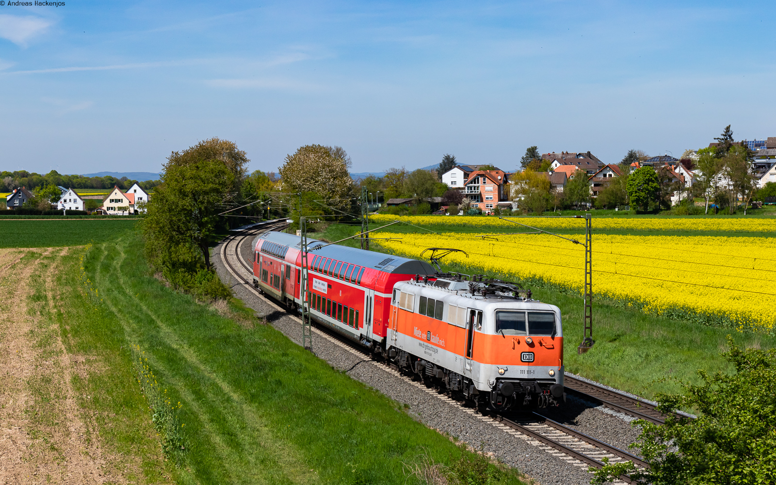 111 111	mit der RB 99035 (Gießen – Hanau Hbf) bei Kirch Göns 3.5.23
