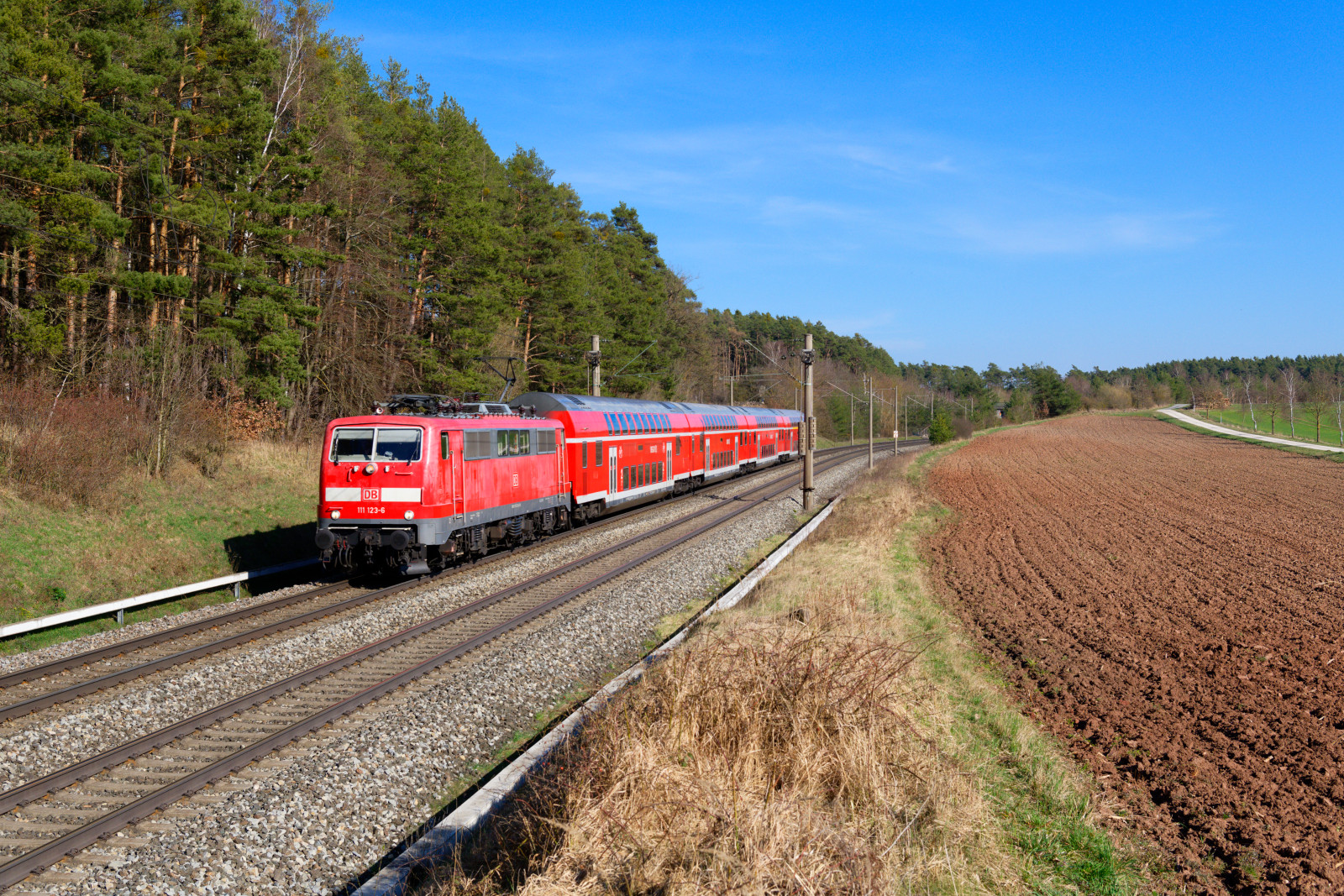 111 123 DB Regio mit dem Verstrker RE 58248 (Nrnberg Hbf - Wrzburg Hbf) bei Hagenbchach, 30.03.2021