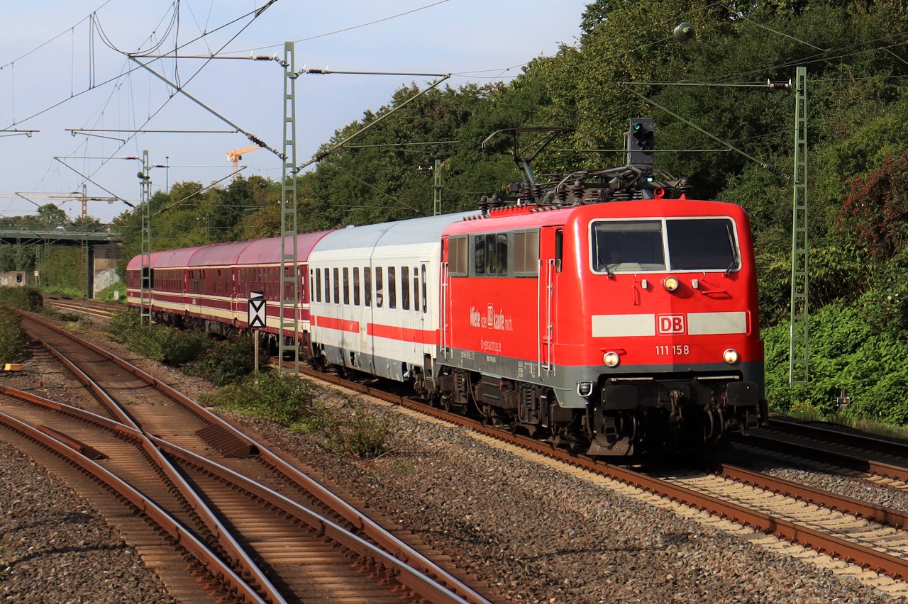 111 158 zieht den TCS 26479 von Lauenbrück nach Köln durch D-Unterrath am 03.09.2023