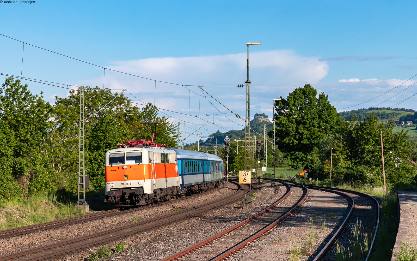 111 185 mit dem SVG 1827 (Konstanz - Stuttgart Hbf) in Welschingen 11.5.25