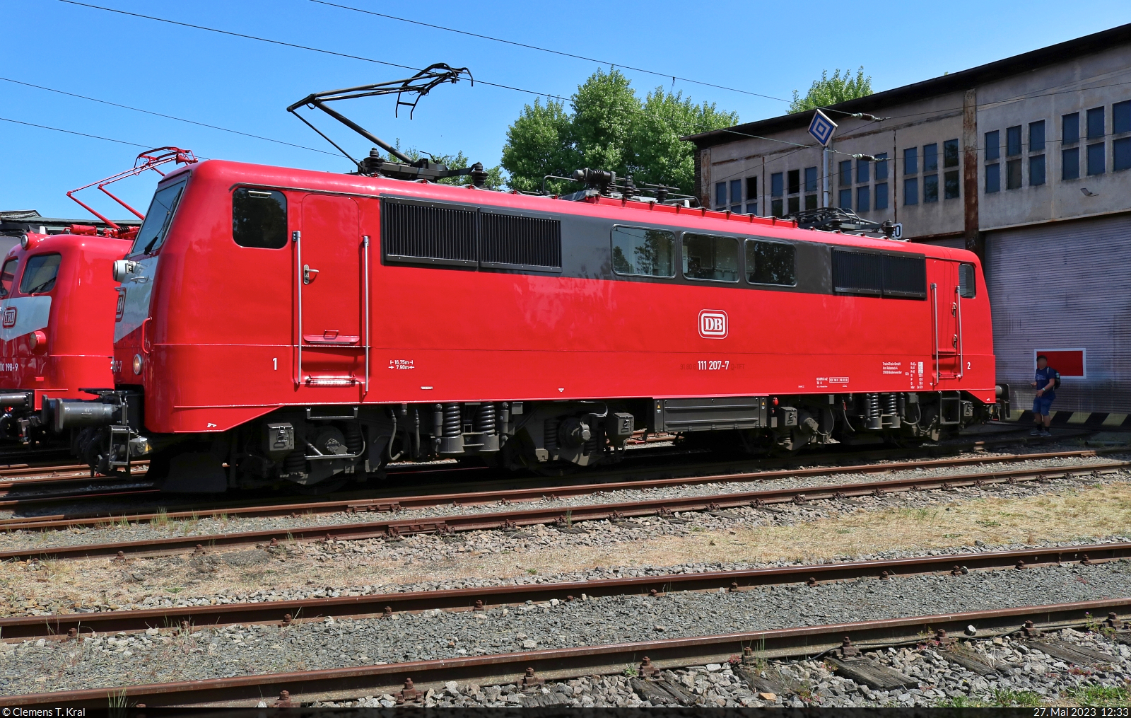 111 207-7 wartet beim Orientrot-Treffen im Bahnbetriebswerk Lutherstadt Wittenberg auf ihren Drehscheiben-Auftritt.

🧰 Train4Train GmbH
🕓 27.5.2023 | 12:33 Uhr