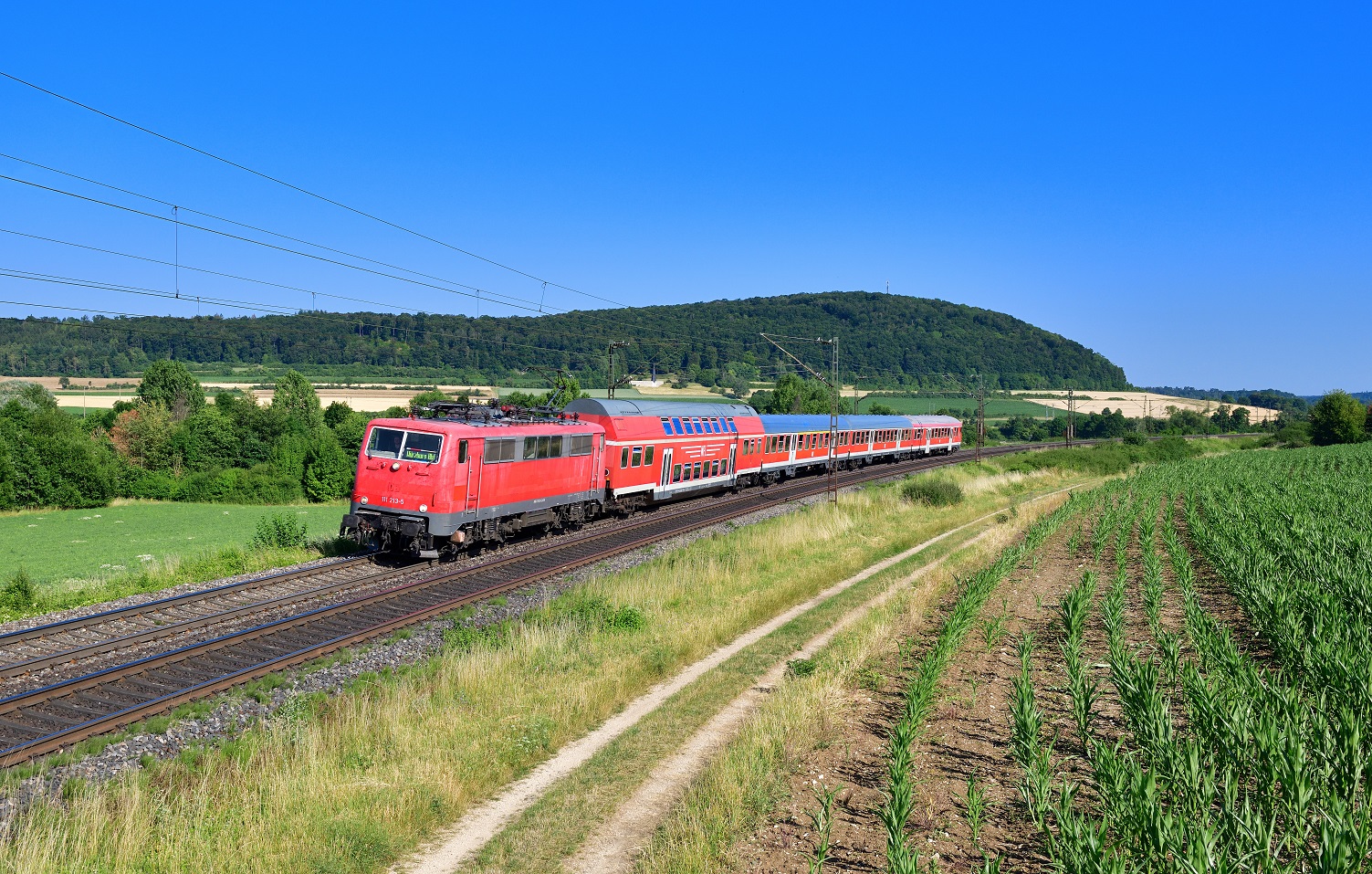 111 213 mit einem Ersatzzug am 07.07.2023 bei Treuchtlingen. 