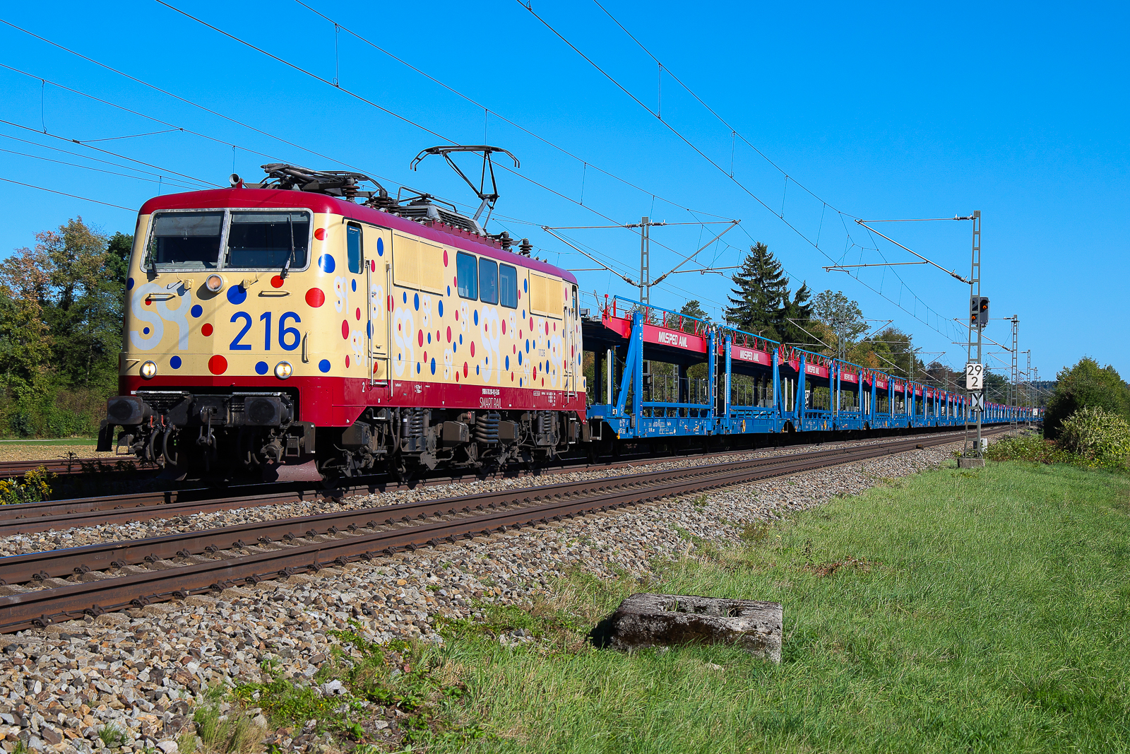 111 216 smartrail mit einem leeren Autozug am 15/9/26 bei Eglharting.