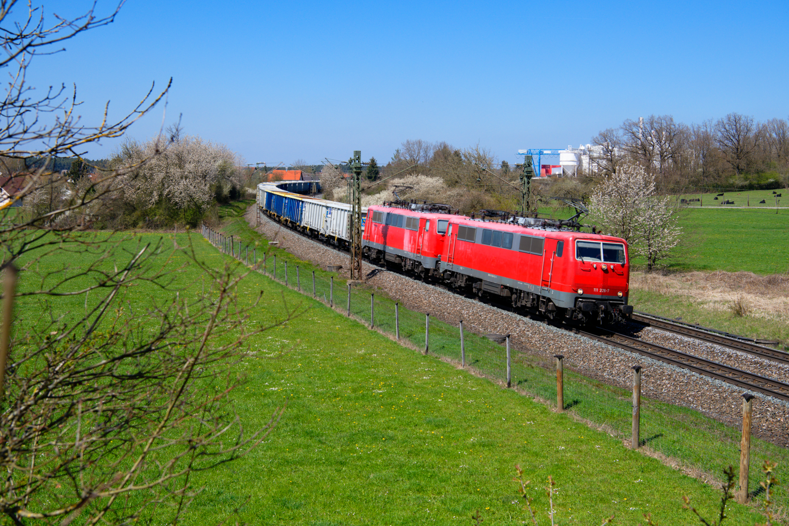 111 226 und 111 216 Smartrail mit einem Sandzug bei Postbauer-Heng Richtung Passau, 23.04.2021