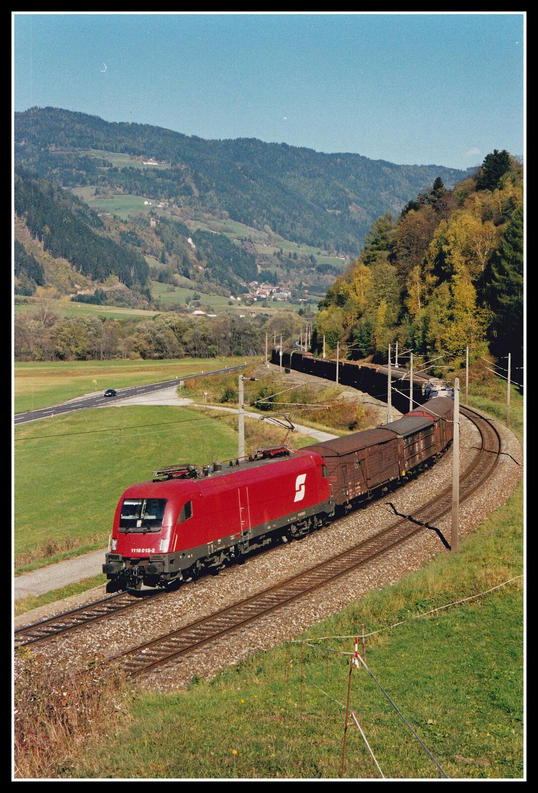1116 013 mit Güterzug bei Unzmarkt am 19.10.2001.