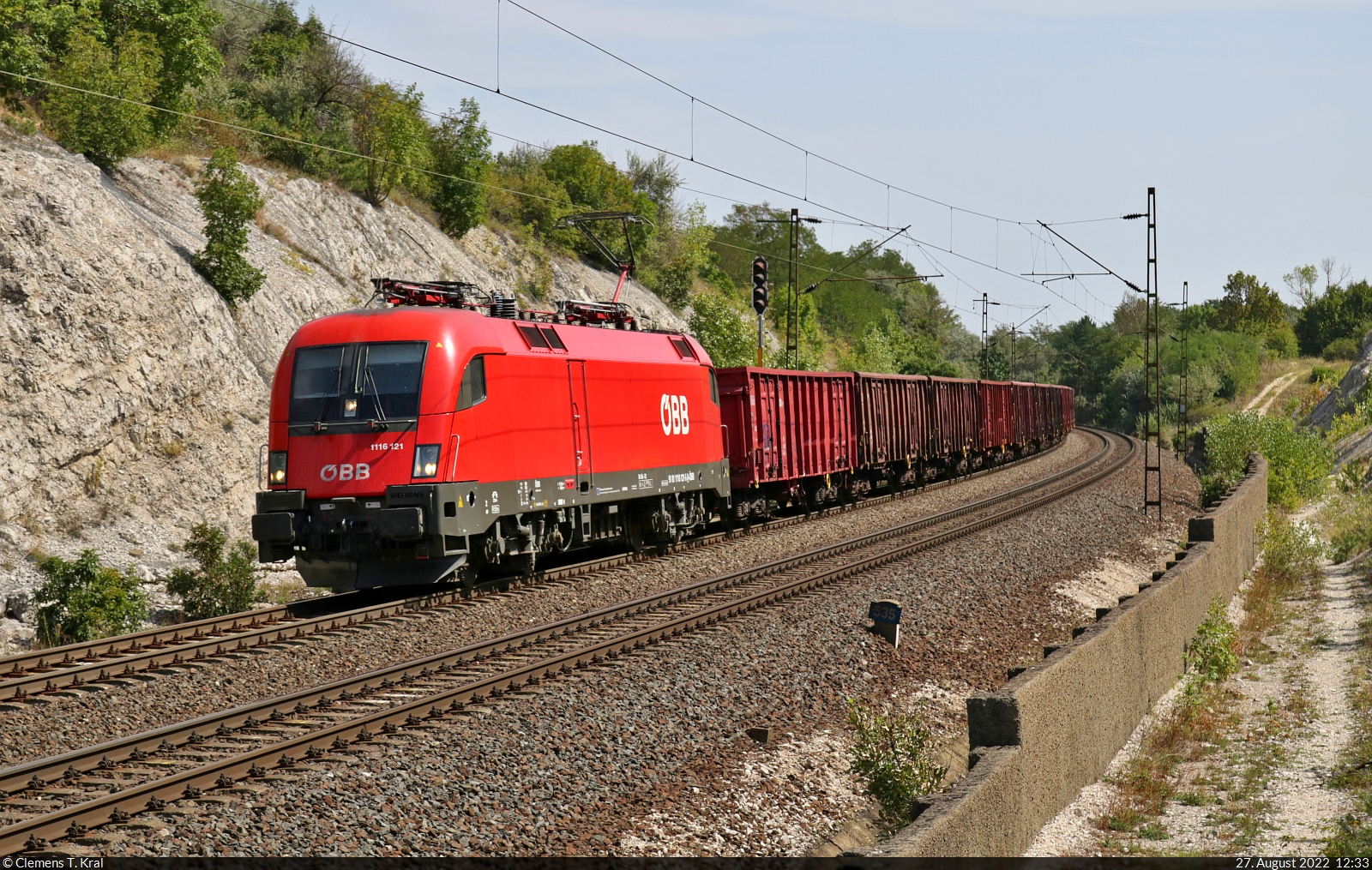 1116 121-3 (Siemens ES64U2) transportiert Hochbordwagen bei Szár (HU) Richtung Heimatland.

🧰 ÖBB
🕓 27.8.2022 | 12:33 Uhr