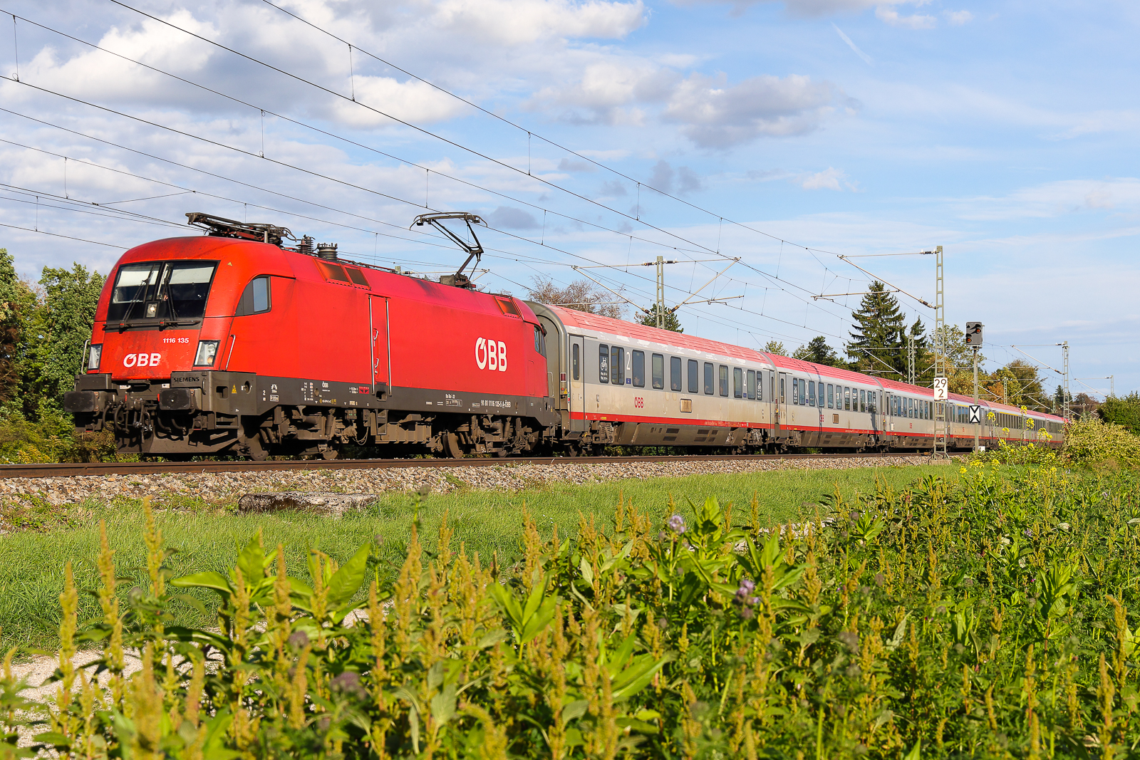  1116 135 �BB mit einem Intercity am 18.9.26 bei Eglharting. 