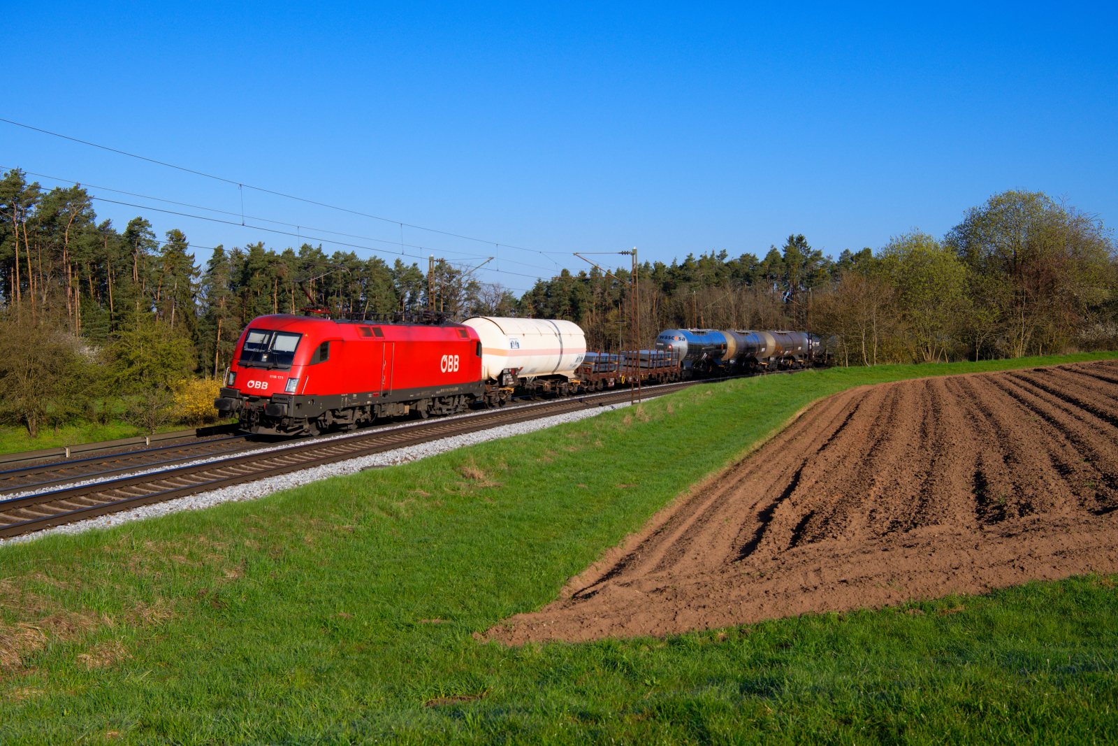1116 171 ÖBB mit einem gemischten Güterzug bei Mimberg Richtung Passau, 23.04.2021