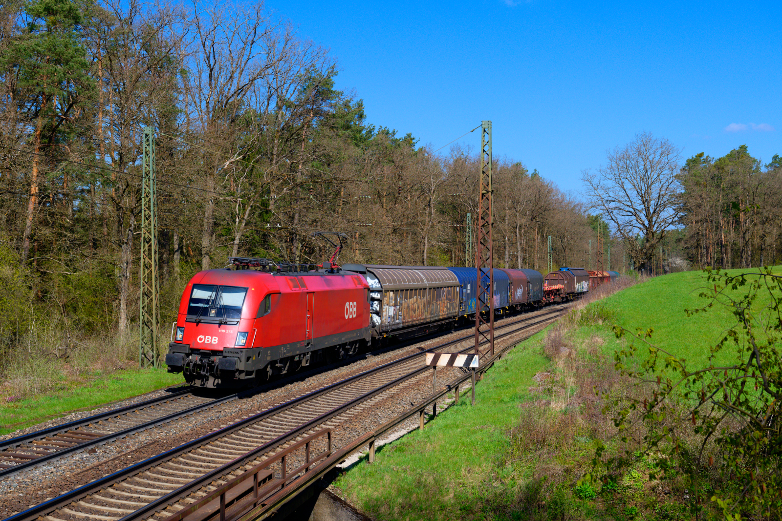 1116 275 ÖBB mit einem gemischten Güterzug bei Burgthann Richtung Passau, 23.04.2021
