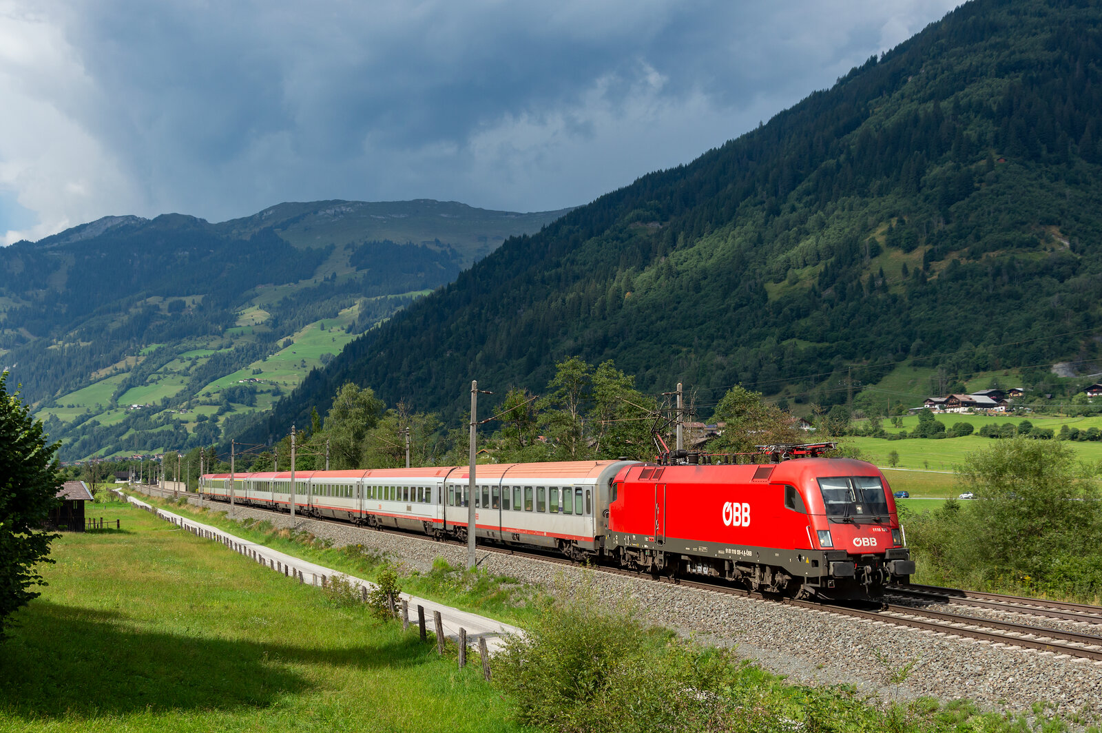 1116.126 mit EC 113  Blauer Enzian  von Franfurt am Main nach Klagenfurt in der Nähe von Luggau (Tauernbahn-Nordrampe) - 17.08.2023