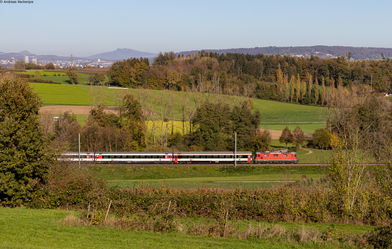 11199 mit dem IC 187 (Stuttgart Hbf – Zürich HB) bei Lottstetten 27.10.22