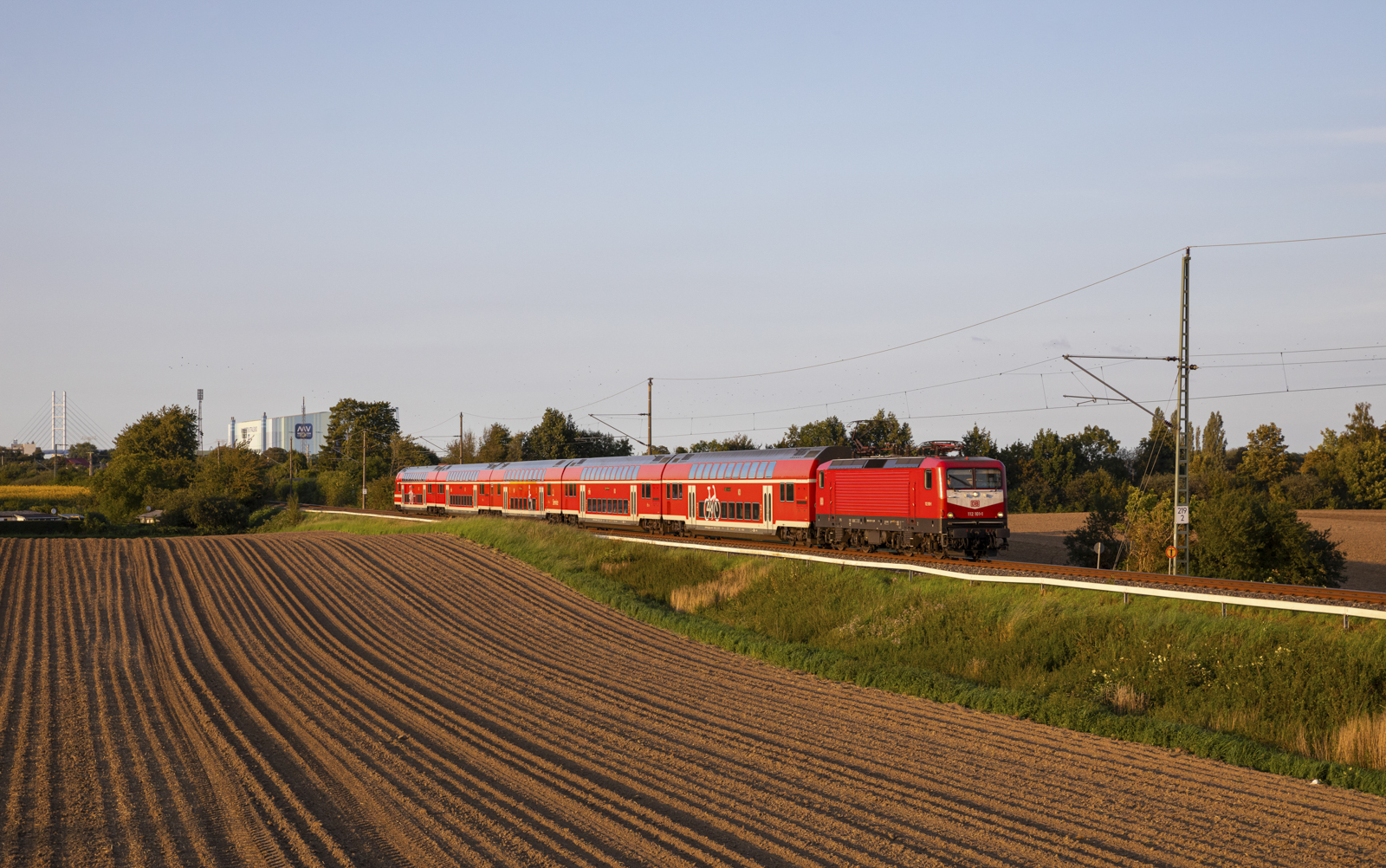 112 101 zog am Abend des 26.08.2023 den RE5 3519 Stralsund -Berlin Südkreuz durch Voigdehagen.