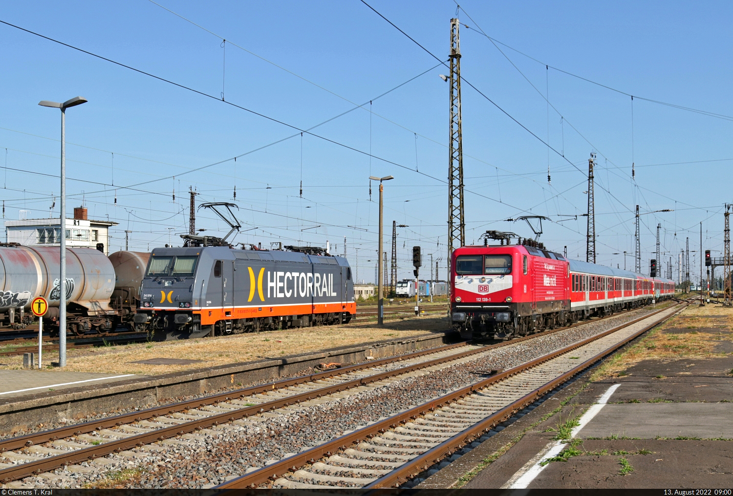 112 139-1 begegnet 185 571-7 (241.014  Ackbar ) im Bahnhof Großkorbetha.

🧰 DB Gebrauchtzug (DB Regio Südost), vermietet an die Wedler Franz Logistik GmbH & Co. KG (WFL) für den Franken-Thüringen-Express (FTX | DB Regio Bayern) | Hector Rail GmbH (Hector Rail AB)
🚝 RE 77059 (RE42) Leipzig Hbf–Nürnberg Hbf
🕓 13.8.2022 | 9:00 Uhr