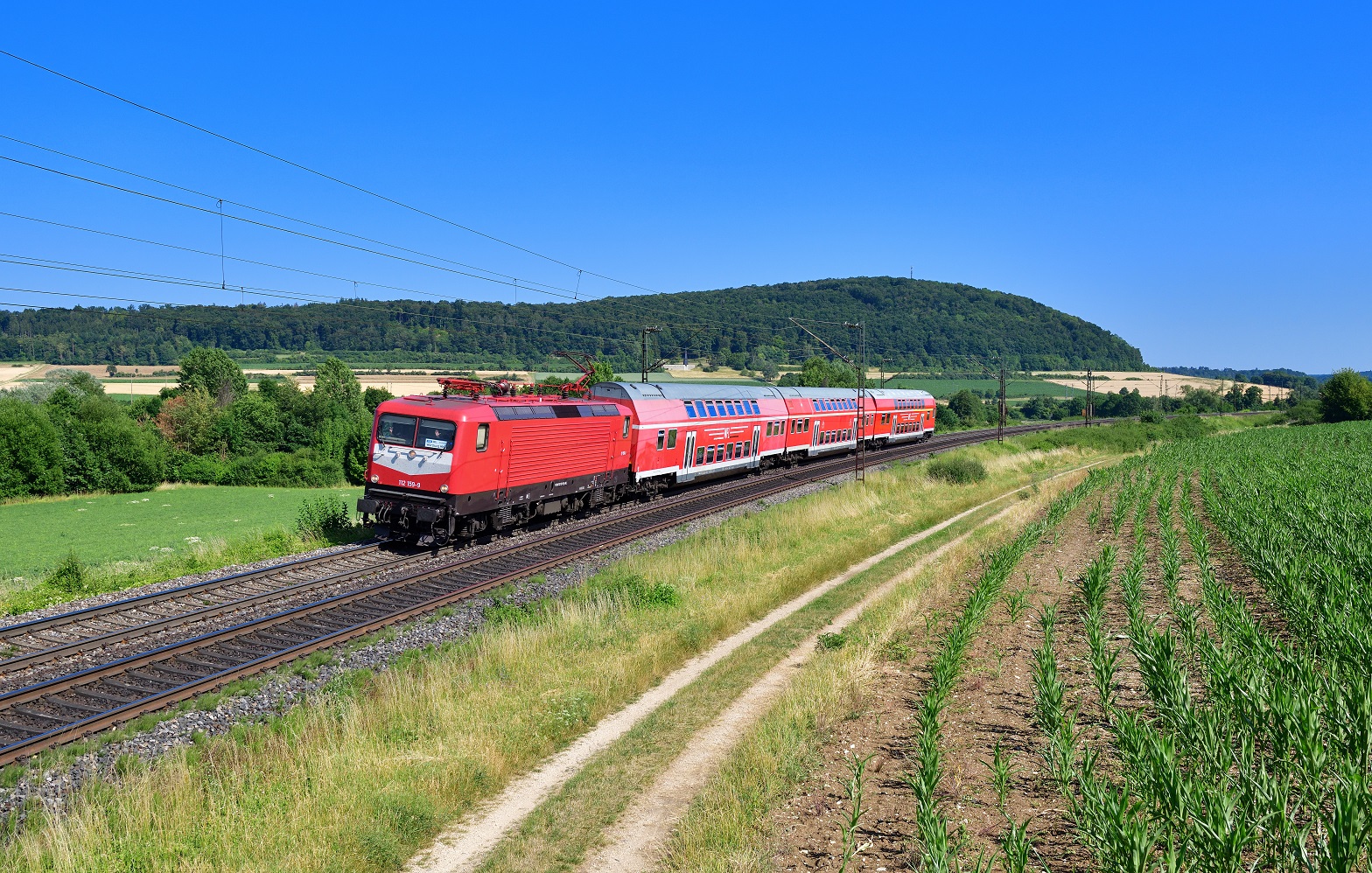112 159 mit einem Ersatzzug am 07.07.2023 bei Treuchtlingen.