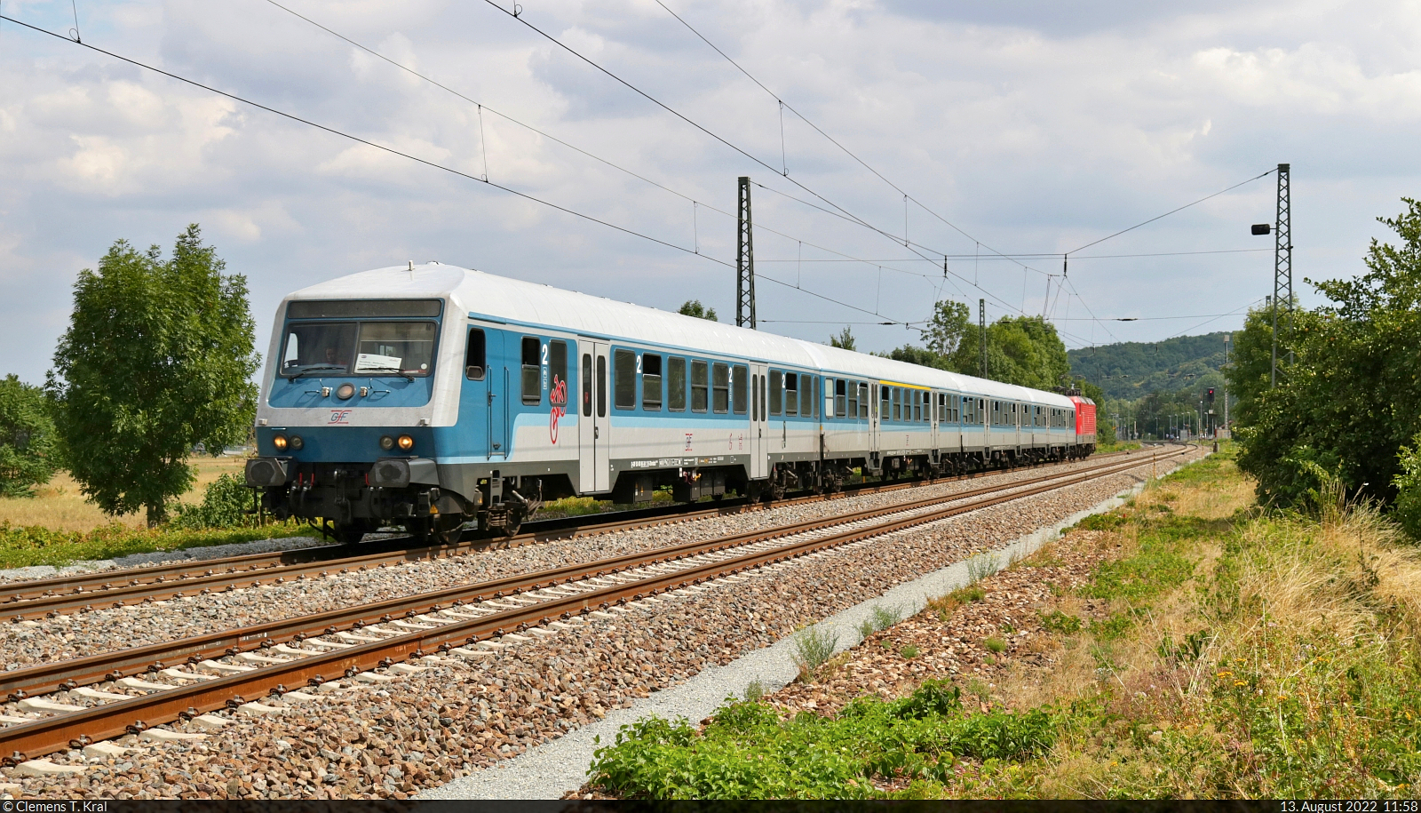 112 166-4 schiebt Bnrbdzf <sup>480.1</sup> (50 80 80-34 110-2 D-GfF) mit drei Mittelwagen aus Leißling.

🧰 Gesellschaft für Fahrzeugtechnik mbH (GfF) | Weser Ems Eisenbahn GmbH (WEE) für Abellio Rail Mitteldeutschland GmbH
🚝 RB 31942 (RB25) Halle(Saale)Hbf–Saalfeld(Saale)
🕓 13.8.2022 | 11:58 Uhr