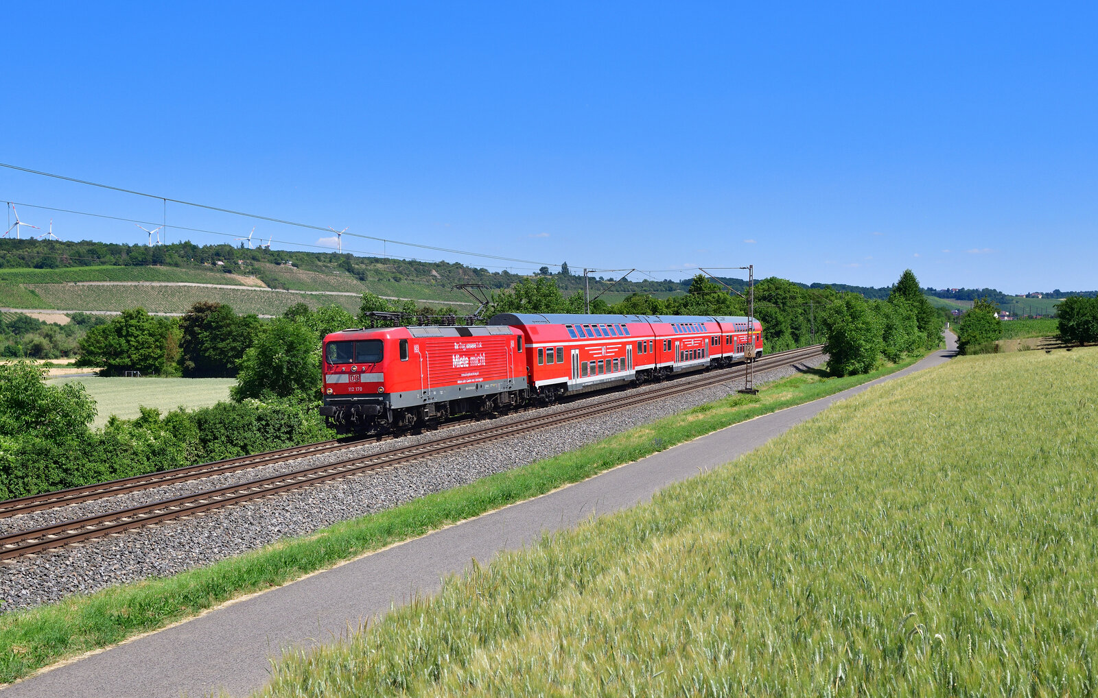 112 170 mit einem Ersatzzug am 25.06.2023 bei Winterhausen.