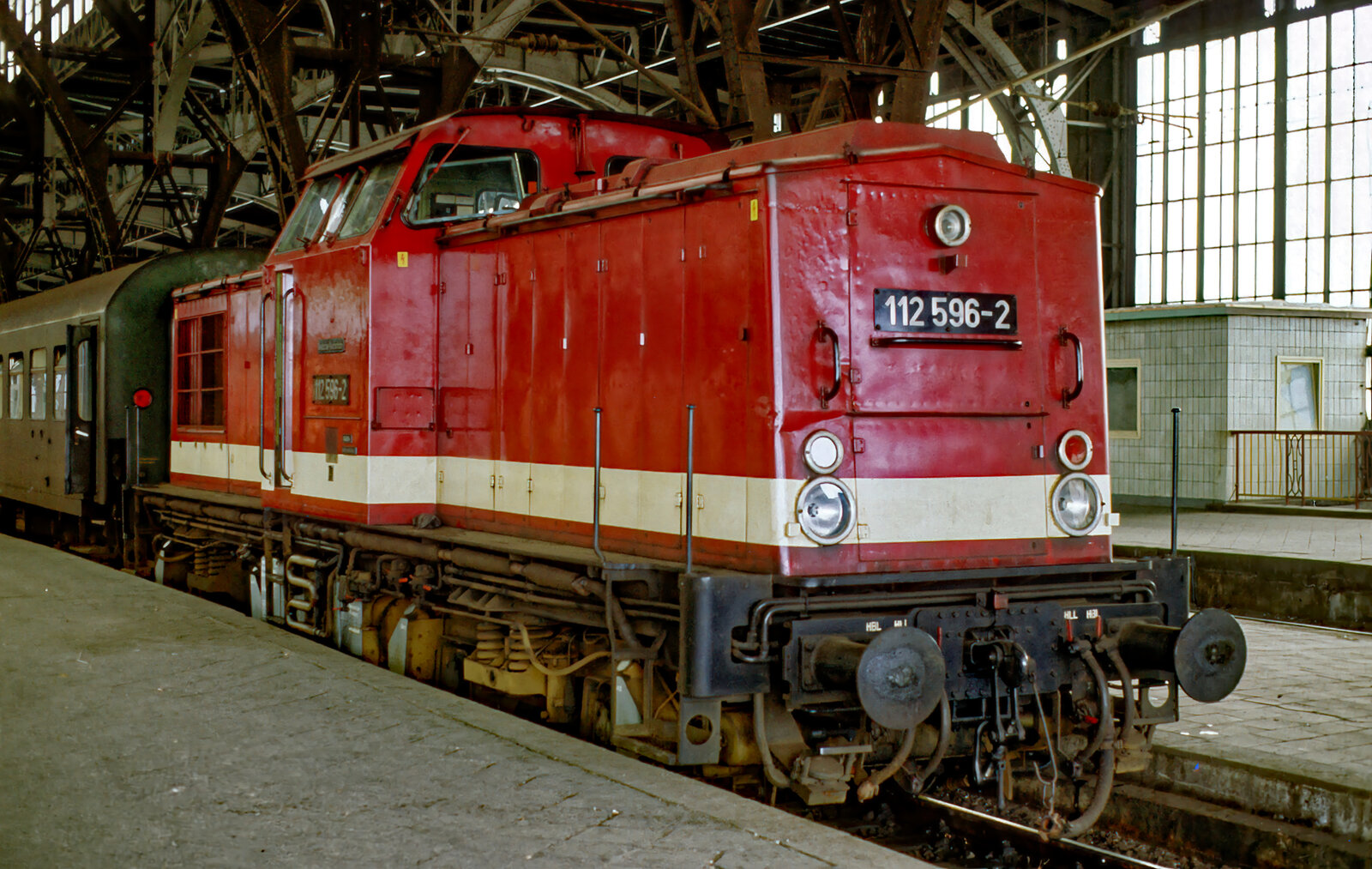 112 596 am 28.05.1989 im Hbf. Leipzig.