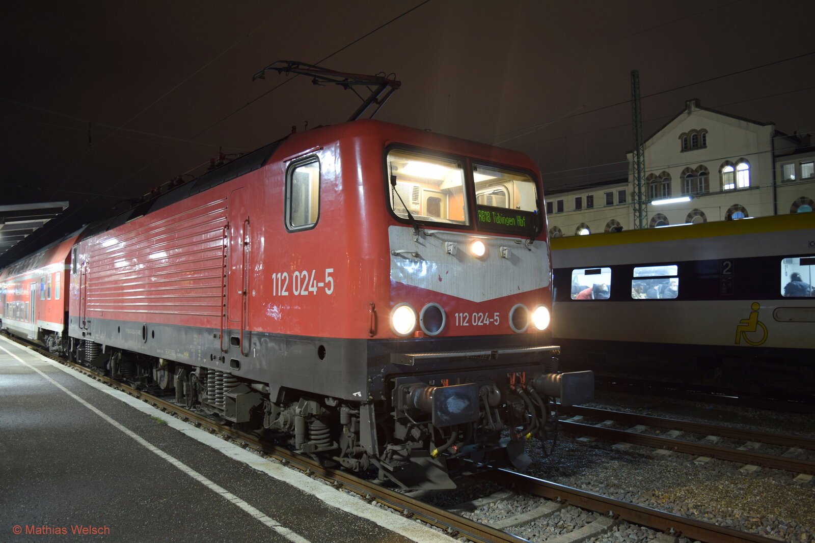 114 024 mit SWEG-Ersatzzug am 24.01.2023 in Tübingen Hbf.