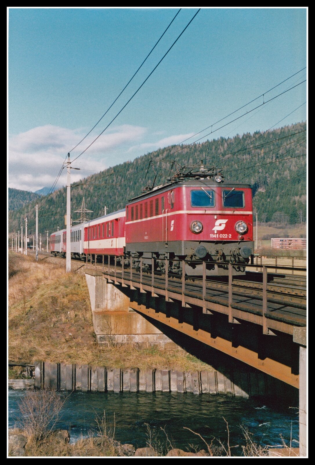1141 022 fährt am 11.12.2002 mit R4476 über die Liesingbrücke bei St.Michael.