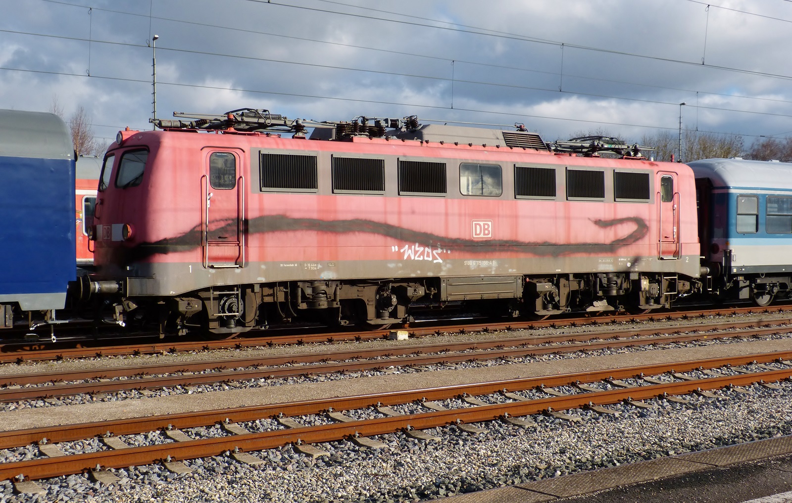 115 198-4 in nicht schönem Zustand im Bahnhof Crailsheim 26.02.2023