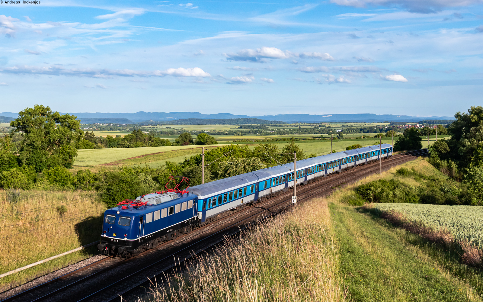 115 261 mit dem SVG 1827 (Radolfzell - Stuttgart Hbf) bei Herrenberg 14.6.26