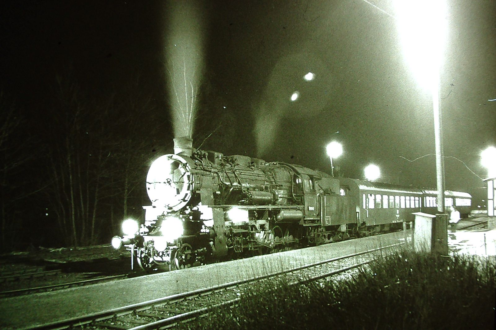 117 (Plandampf im Thüringer Wald Rennsteig & Lobenstein 18.- 21. März 1993 )  Bf.-Lobenstein 58 1111-2 mit N 15185 aufnahme S-W Agfa Iso 100 mit Kamera Minolöta X-300