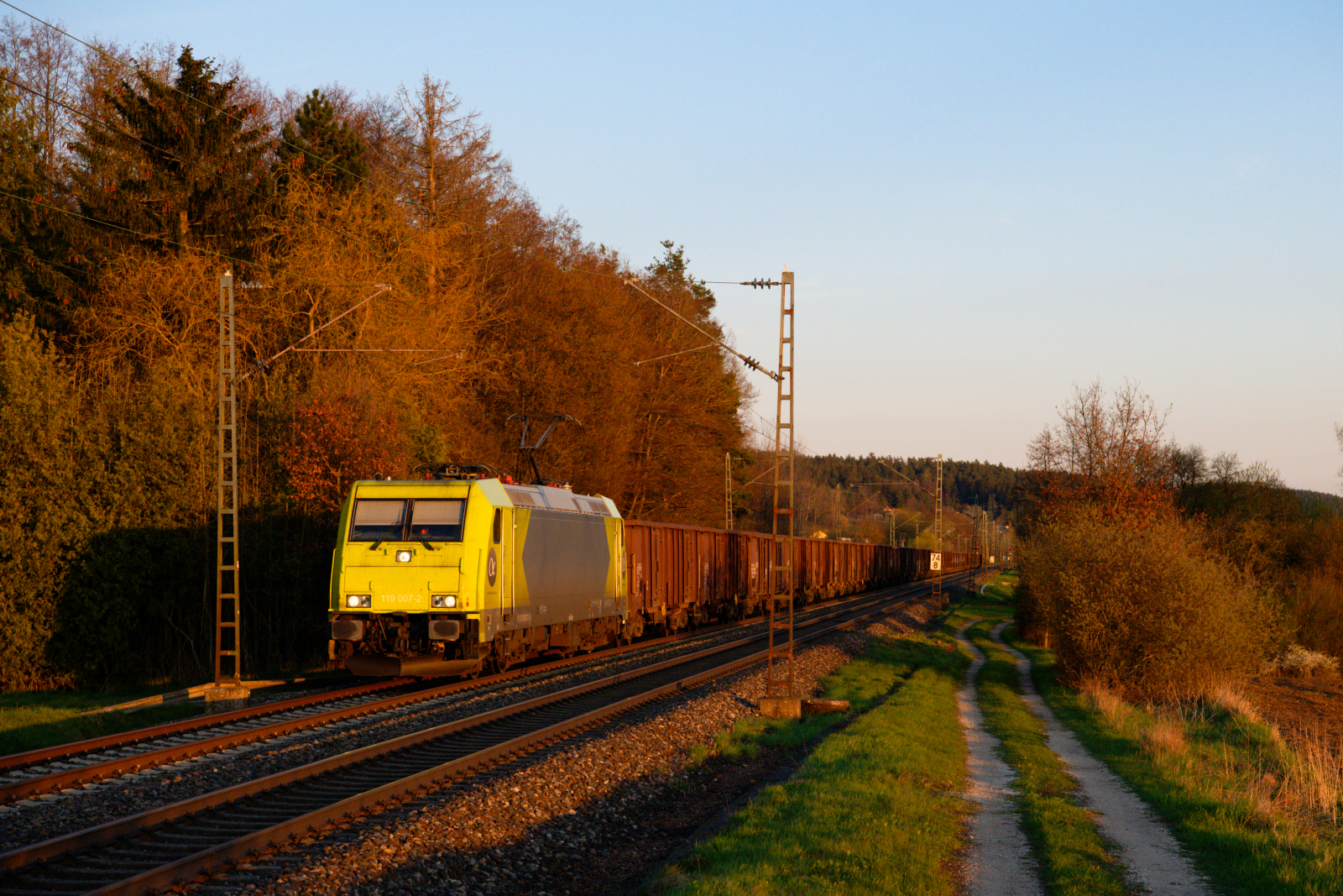 119 007 Alpha Trains (185 626) mit einem E-Wagenzug bei Postbauer-Heng Richtung Nürnberg, 25.04.2021