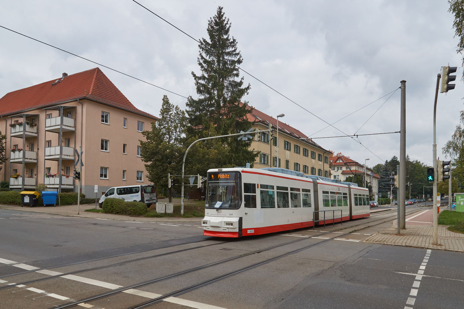 12 Gt6M wurden 1993 für die Zwickauer Straßenbahn beschafft. Am 20.09.2023 war Wagen 905 auf dem Weg vom Klinikum nach Pölbitz und hat gerade die Haltestelle Virchowplatz verlassen.