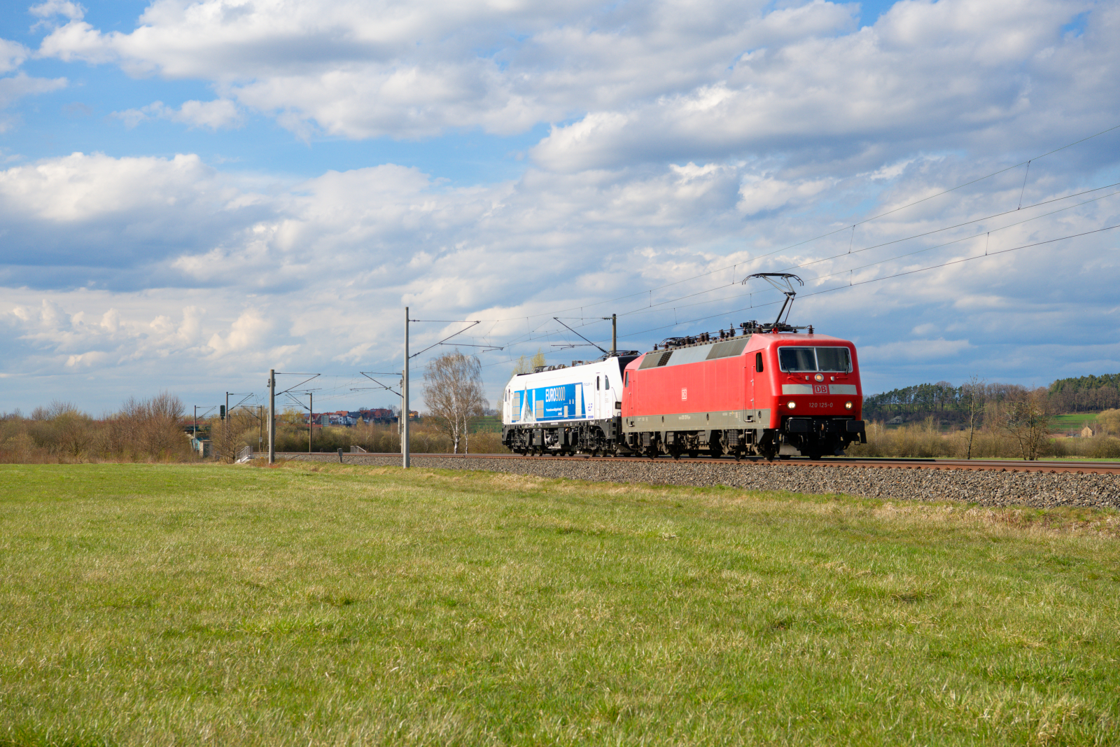 120 125 DB Systemtechnik mit 2019 301 Stadler Valencia bei Gunzenhausen Richtung Treuchtlingen, 11.04.2021