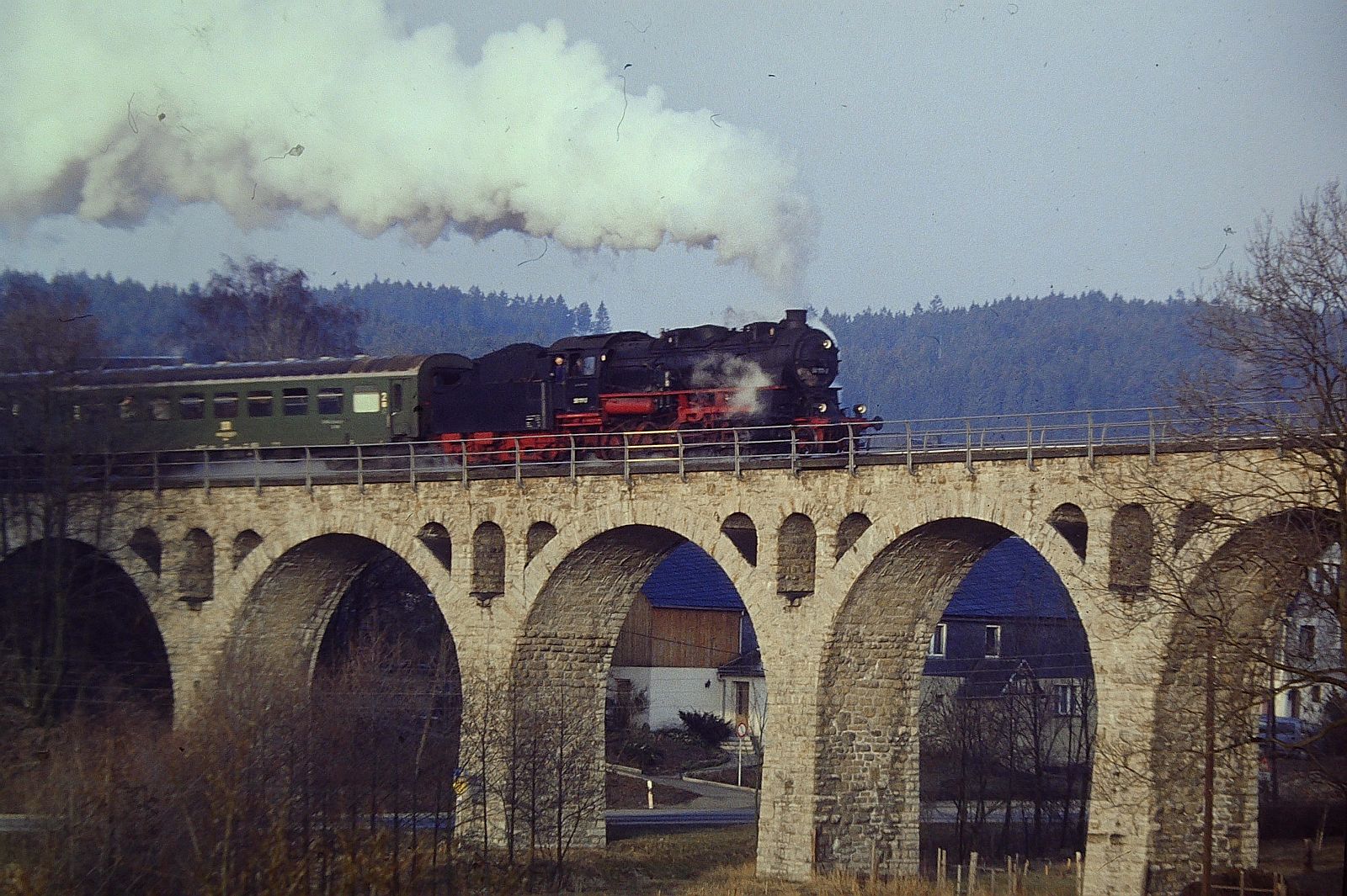 121 (Plandampf im Thüringer Wald Rennsteig & Lobenstein 18.- 21. März 1993 ) Viadukt Unterlemnitz 58 1111-2 mit N 15234 Lobenstein-Triptis
