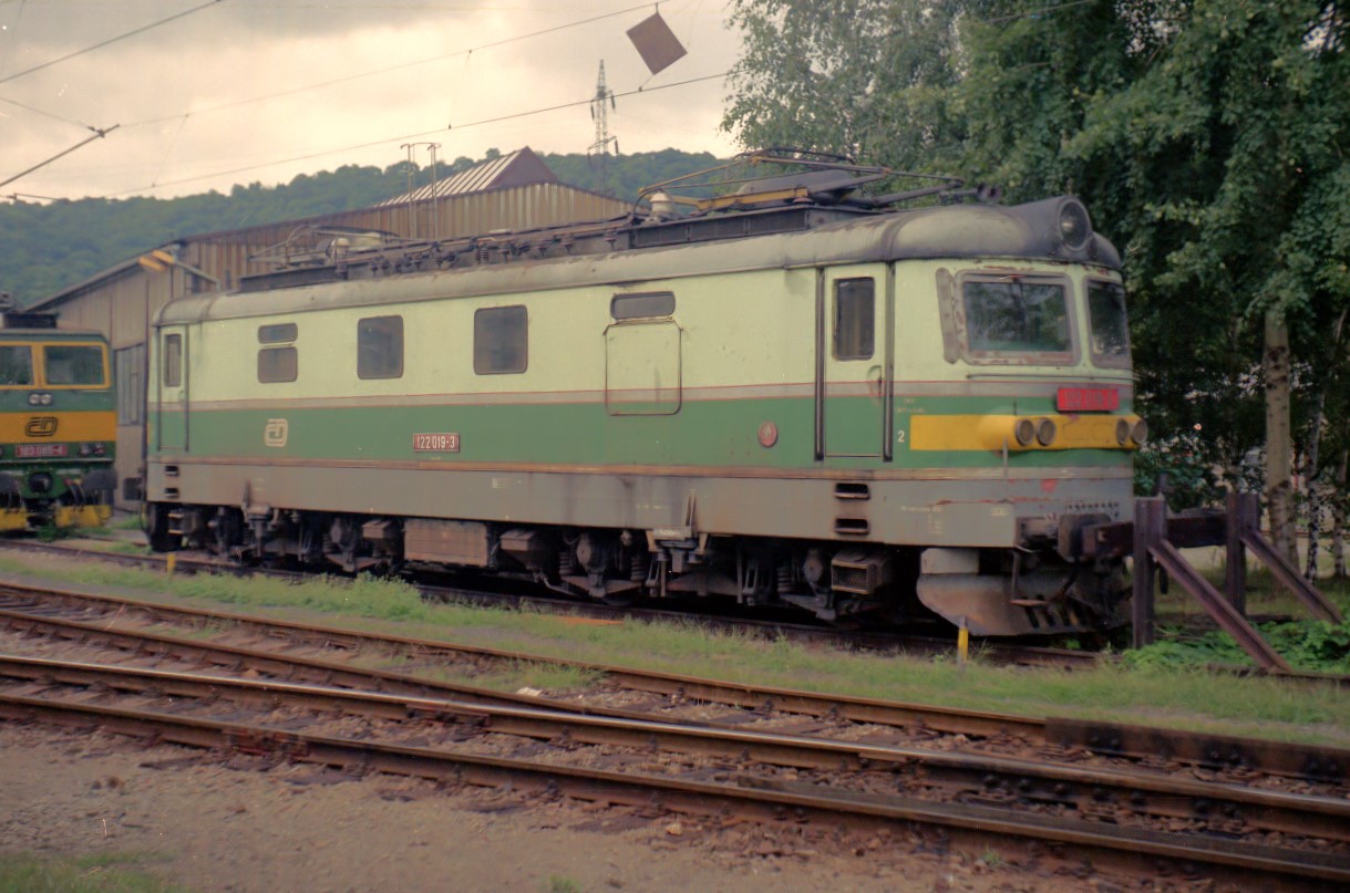 122 019, fotografiert während eines Besuches im E-Lok-Depot Usti nad Labem, aufgenommen im August 2006