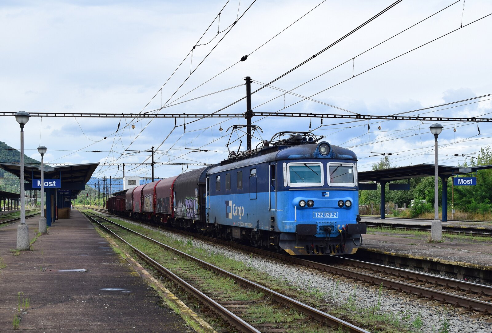 122 029-2 fährt mit einem kurzem Güterzug durch Most in Richtung Osten.

Most 29.07.2023
