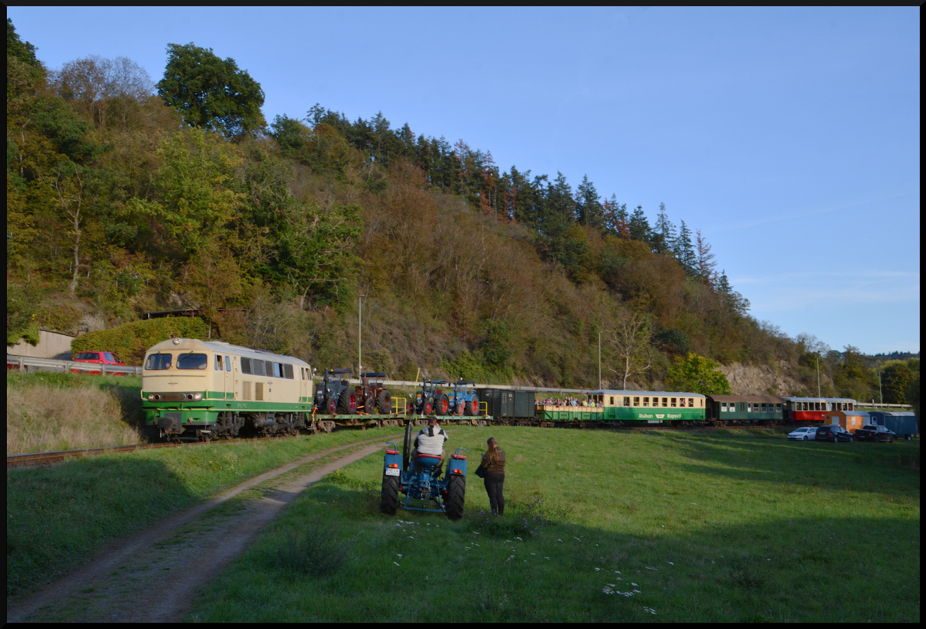 125 Jahre Brohltalbahn: Die Diesellok D5 (Typ MaK 400 BB, Baujahr 1966) f�hrt am 03.10.2026 mit einem GmP durch die Fotokurve in Weiler gen Niederzissen bergauf.