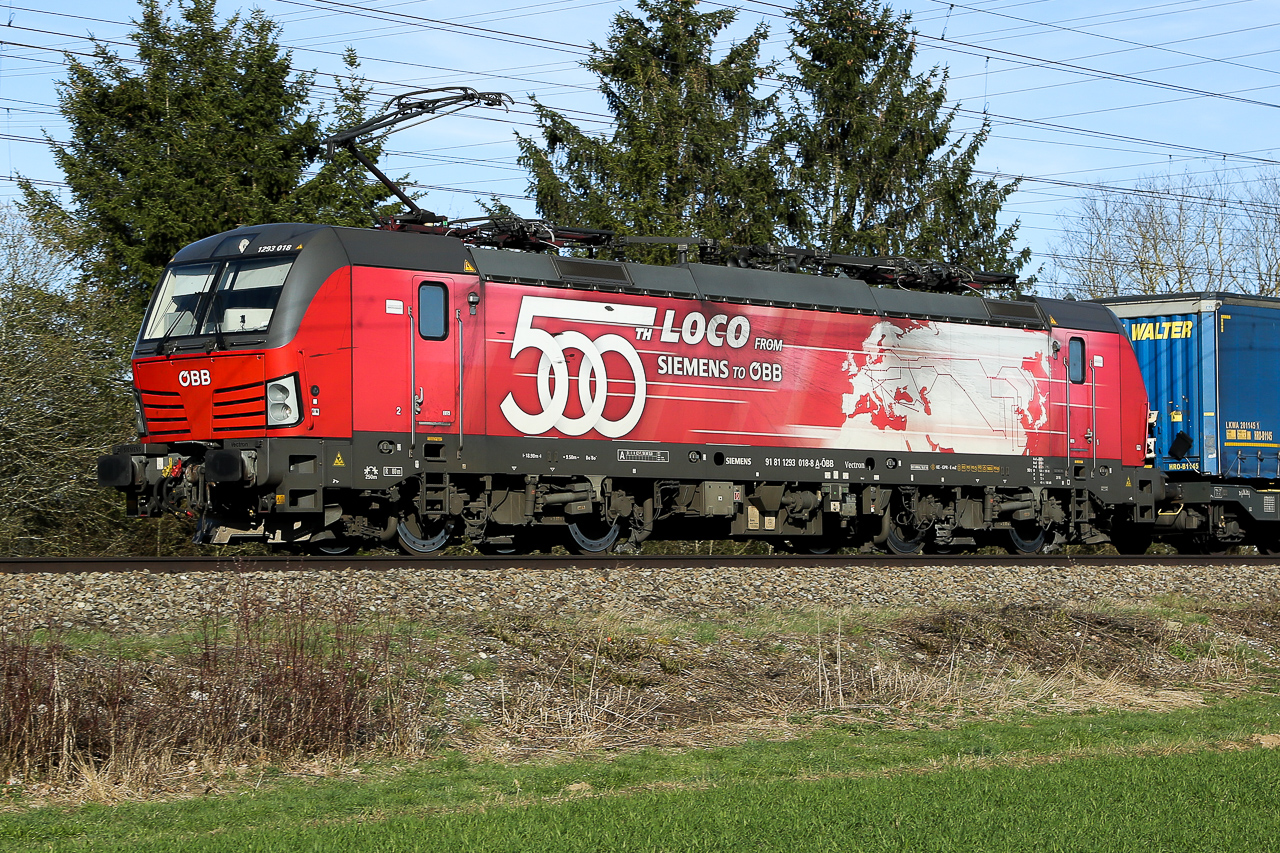 1293 018 vor einem Güterzug, und deswegen beim ÖBB Lokfinder nicht zu sehen und zu planen. Deswegen muss man immer auf Überraschungen gefast sein, sowie heute am 25.3.24 bei Zorneding.