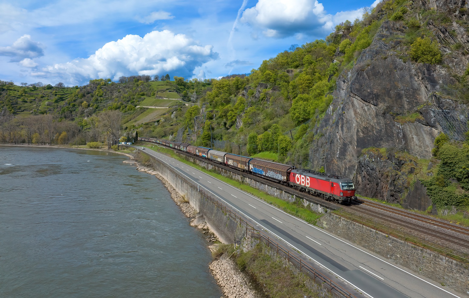 1293 031 mit einem Güterzug am 14.04.2023 bei St. Goarshausen.