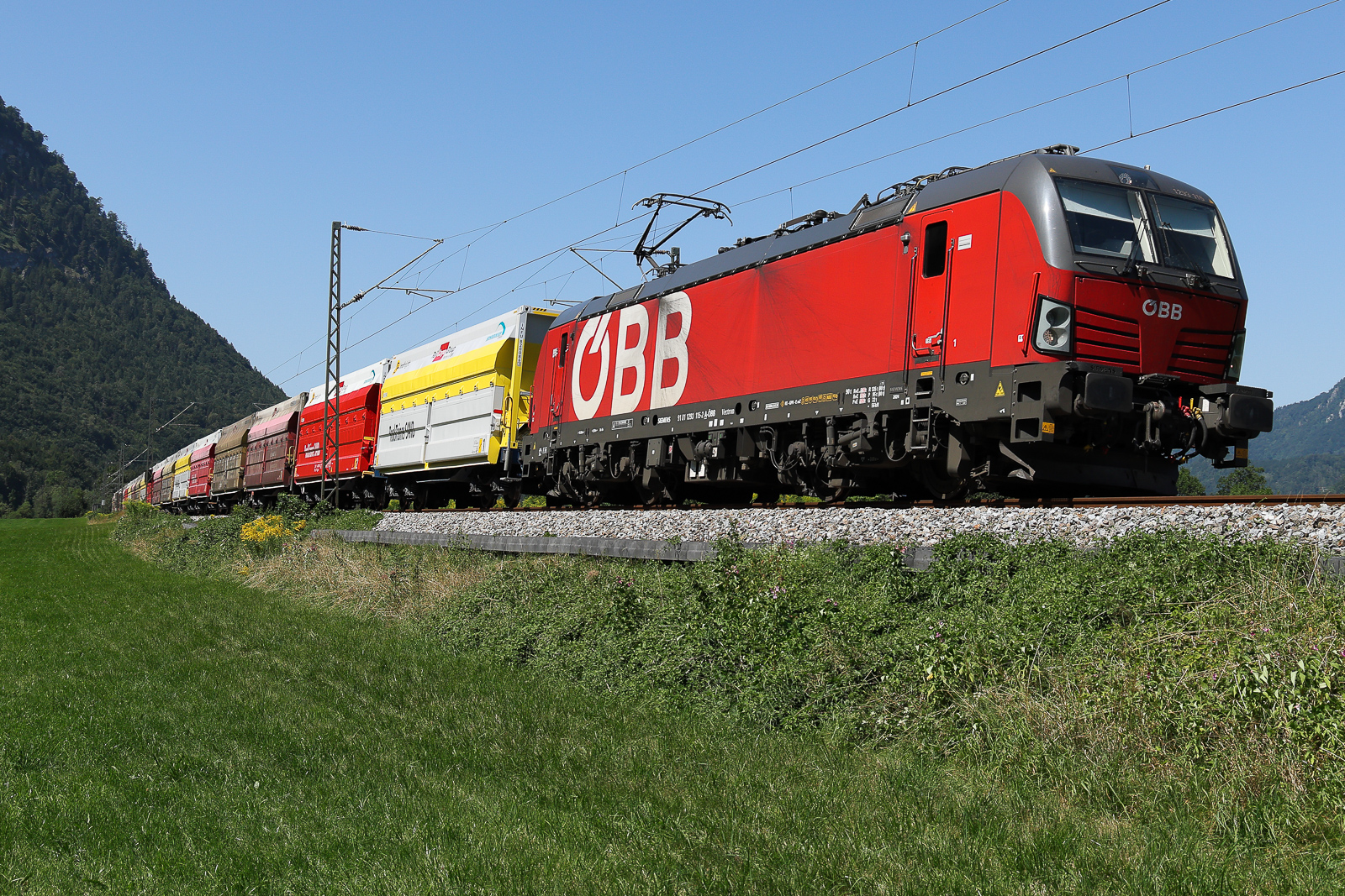 1293 115 ÖBB mit buntem Wagenmix am 12. August 2026 bei Niederaudorf.