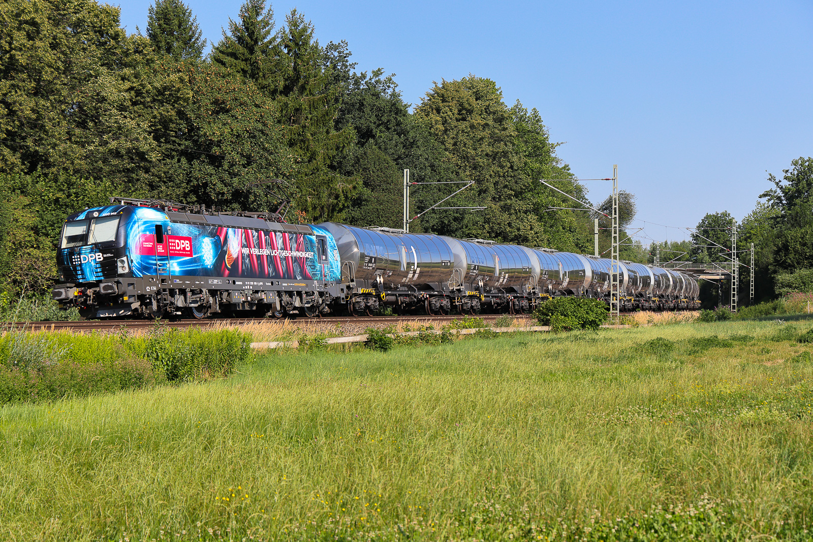 1293 903 Lichtgeschwindigkeit mit silber spiegelnden Kesseln am 29.07.2026 bei Ostermünchen.