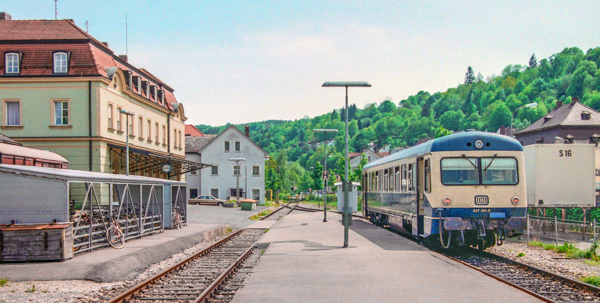 13 Jahre vorher gab es noch Güterverkehr und die Loks nutzten das ehemalige Streckengleis nach Beilngries zum Rangieren. (627 105 in Eichstätt Stadt am 11.5.93) 