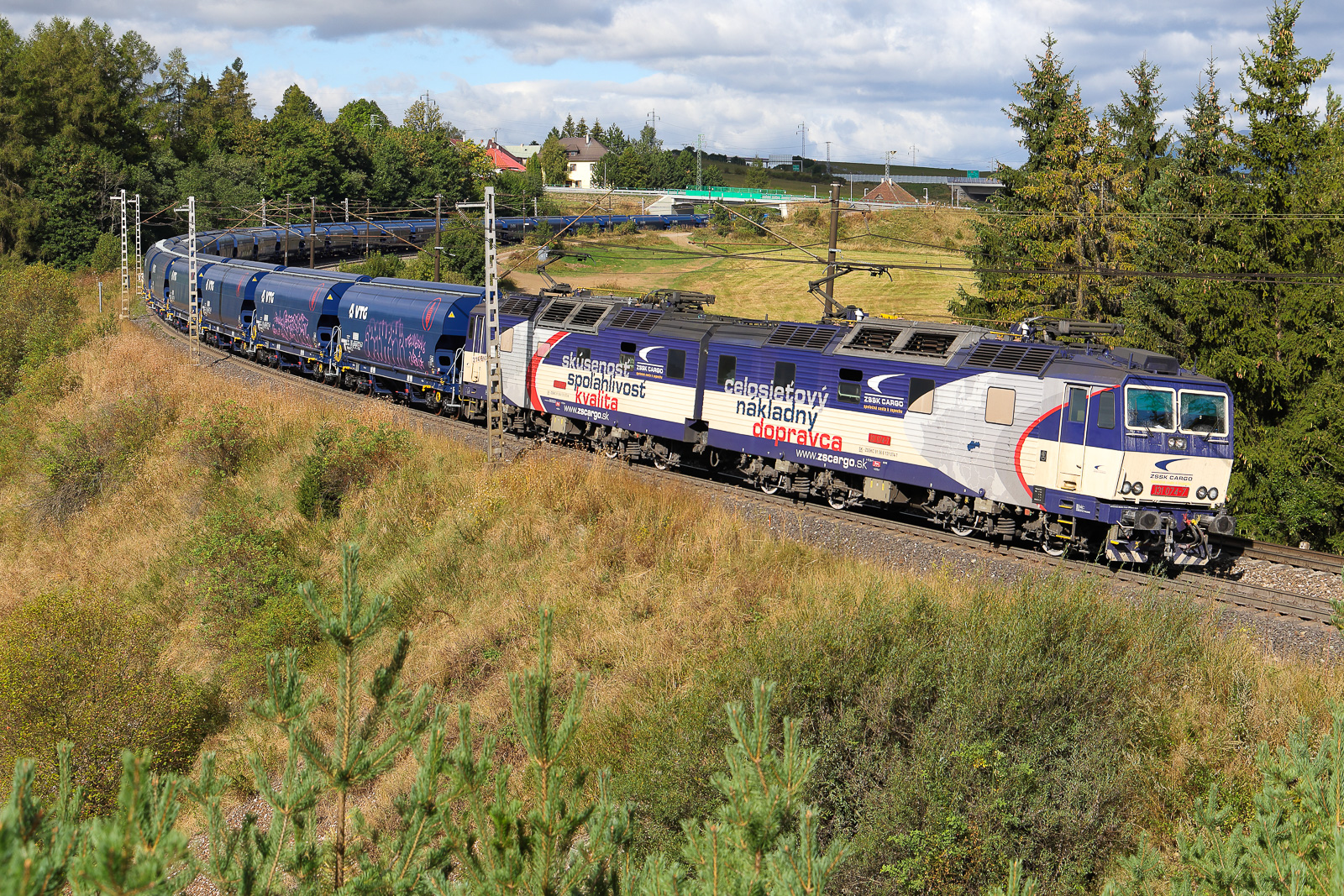 131 074 in Richtung Kosice bei Strba am 6.9.26. Zu der Stelle muss man viel klettern. Mir gefällt das Foto allerdings nicht so gut. Das Brückengeländer und die neue Autobahn im Hintergrund sind leicht nervig.