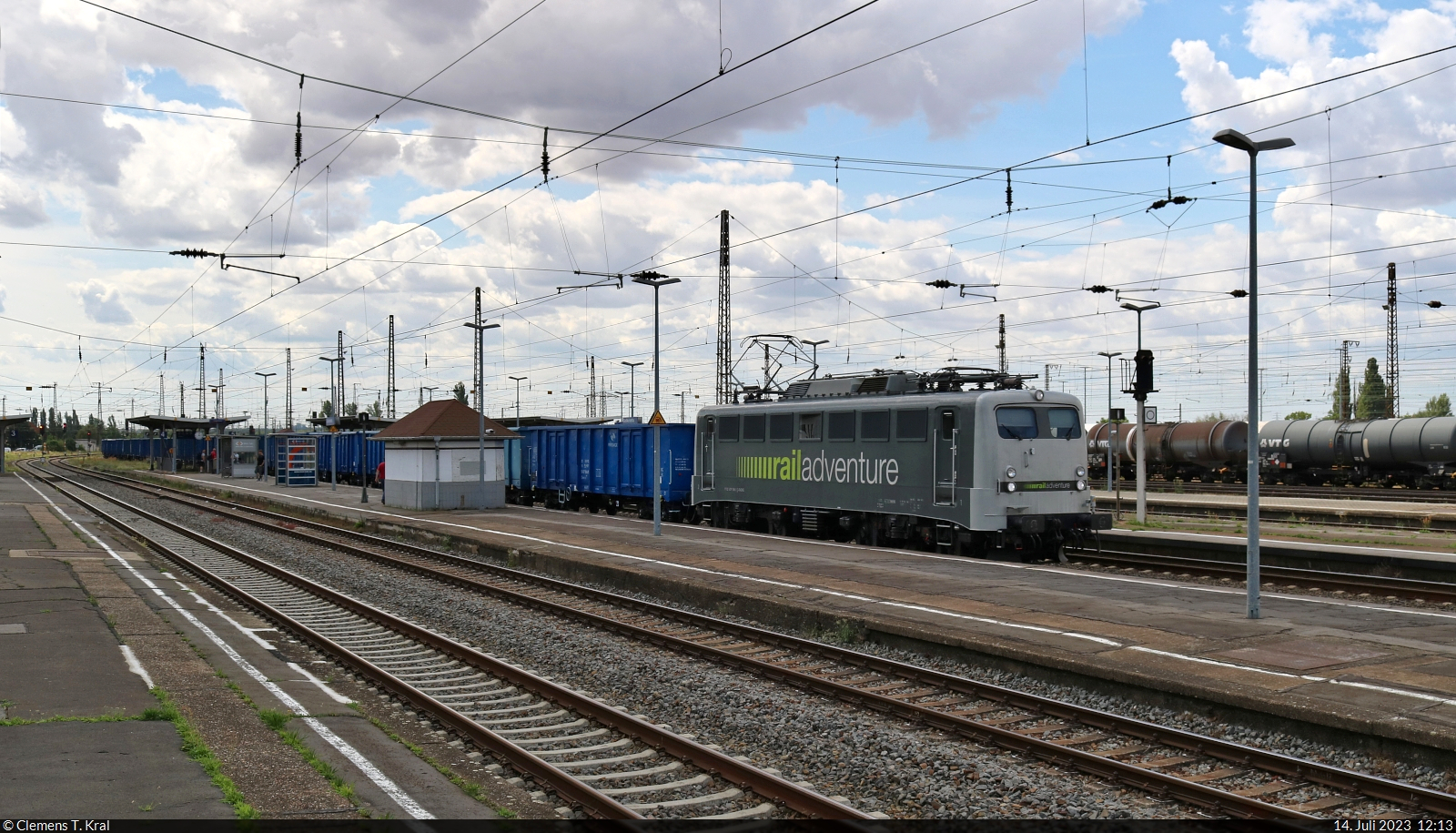 139 558-1 durchquert mit offenen Güterwagen der PKP Cargo S.A. den Bahnhof Großkorbetha in nördlicher Richtung. Leider am falschen Bahnsteig gestanden...

🧰 RailAdventure GmbH
🕓 14.7.2023 | 12:13 Uhr